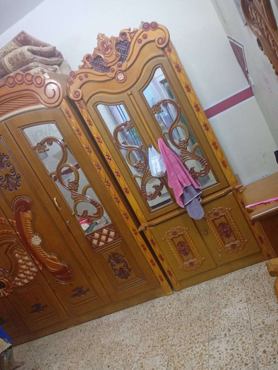 تخم للبيع سعره ٢٥٠وبي مجال كنتور نجاره ٣٠٠وبي مجال مستعجله عل بيعتهن وغرفه نوم ٧٠٠

نص مكتوب في الصور:
- ليث مصطفى