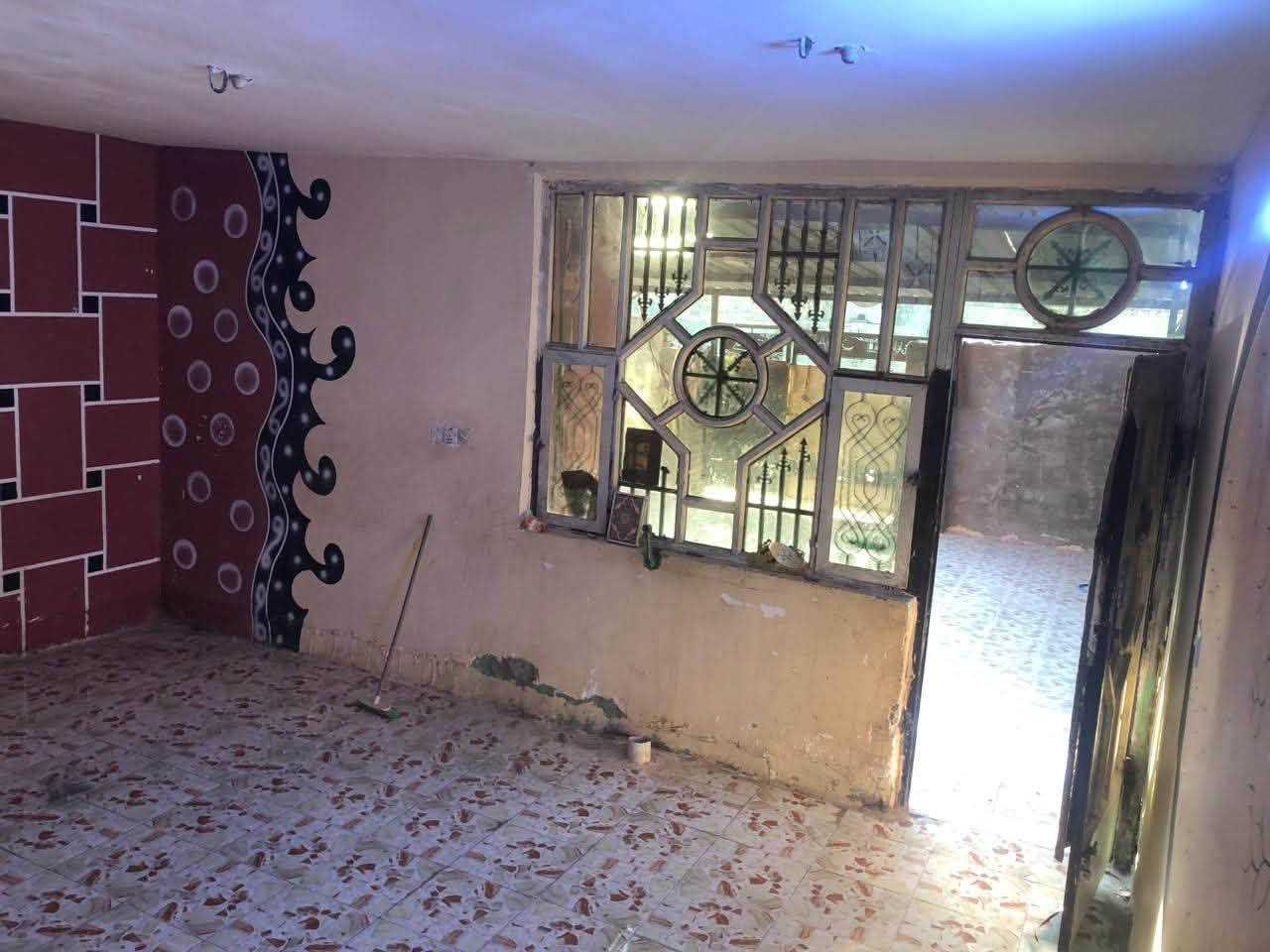 بيت في منطقة الدوانم خلف مطعم احمد البديوي مساحه البيت ٢٢٠ متر خدمات متوفره مي كهرباء متوفرات استقبال ٤_٥ غرفه نوم ٤-٥ + صالى + غرفه نوم ٤-٤ ترك مسكف وصاير مطبخ حار سعر ٤٠ وبي مجال ‭***********‬ الرقم مبي واتساب ( مكلف بل نشر)
