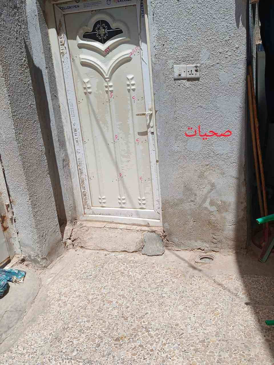 السلام عليكم  بيت للبيع 100م الحولي خلف المستوصف منطقة 63 استقبال وغرفه وصاله ومطبخ وصحيات داخليه وخارجيه  وغرفه فوك صب كونكريت السعر، 70مليون مع المجال للاستفسار رقم واتساب ***********

نص مكتوب في الصور:
- اصلی
- ستقبال
- بيتونة
- صحيات
- غرفه الفوك