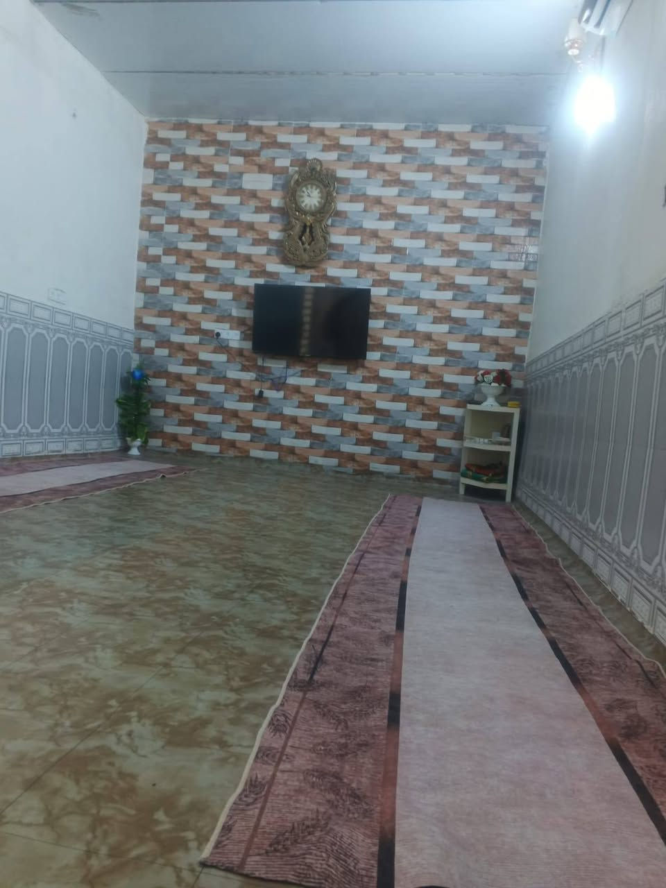 السلام عليكم..
بيت 200 متر. حواسم. الموقع. ابو رمانه.. 
سعر. 16 وبي مجال. بناء حديث. يحتوي 
على. ستقبال. صحيات. ديوانيه. غرف نوم. 2.مخزن. منور... بيت راقي +خطين كهرباء.... للستفسار. الاتصال على الرقم. التالي!. ***********
او المراسله على الخاص
