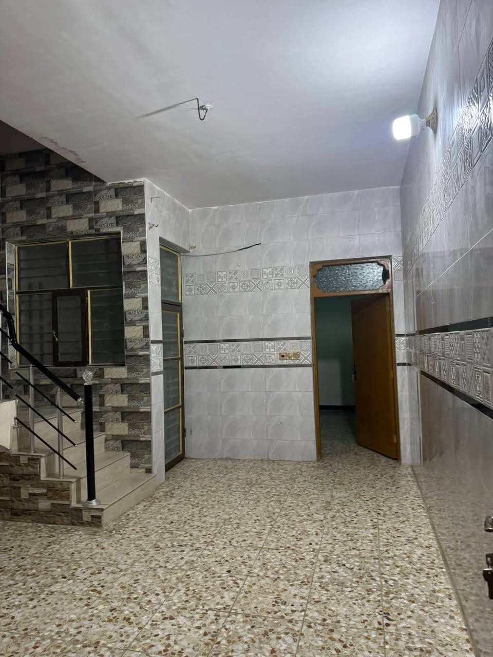 بيت للإيجار حي الوفاء قرب مدرسه جواد مغنيه ١٠٠ متر غرفه نوم وصاله فوك وغرفه وصاله ومطبخ واستقبال جوه كاشي سيراميك بناء كلش نضيف سعر الايجار ٤٥٠ شامل اجور الماء والكهرباء اتصال ***********
