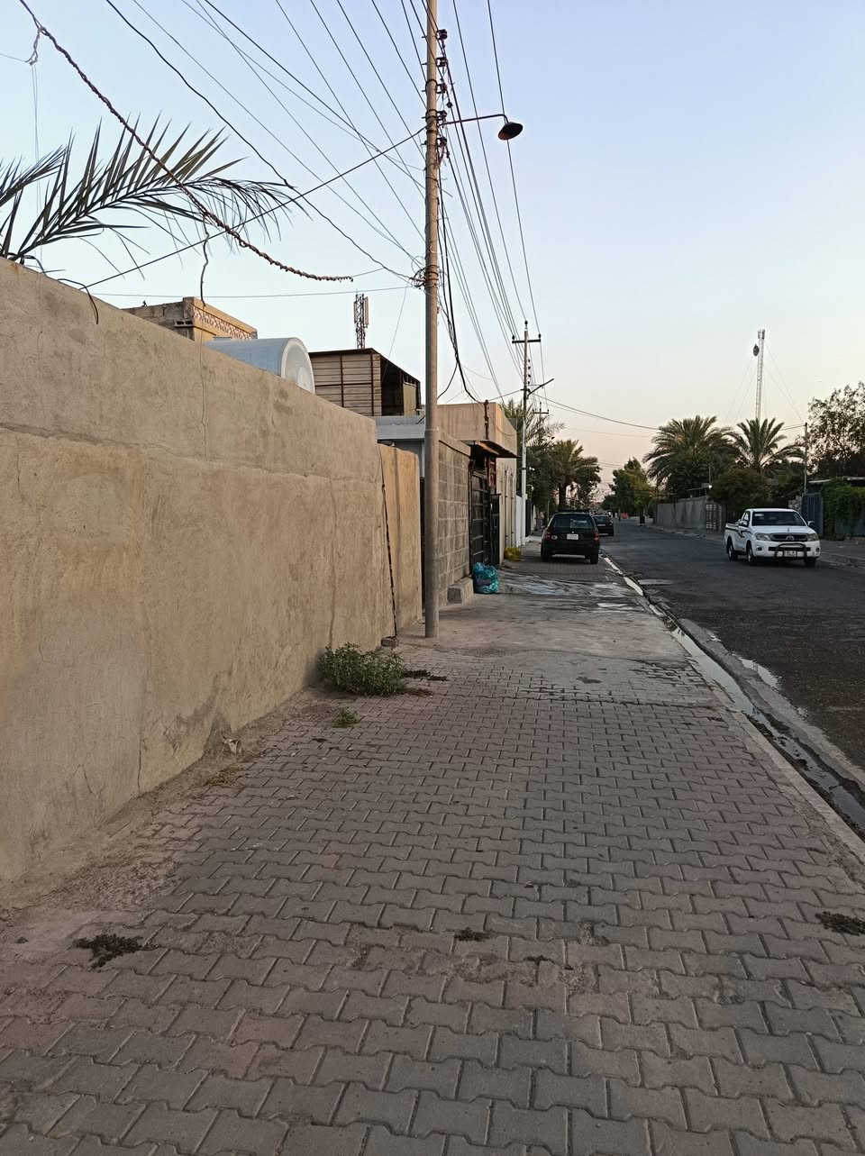 الموقع :كركوك /حي النصر /قرب جامع المدينة المنورة بل شارع الخدمي 
المساحة :٤٠٠متر مربع 
نوع العقار :رقم بلديه 
البناء :قديم يصلح قطعت أرض 
وأصله :ماء وكهرباء وخدمات موقع جيد 
السعر :٧٠مليون وبي مجال 
للا ستفسار :مراسله الصفحه أو انتصال ع الرقم(***********)
