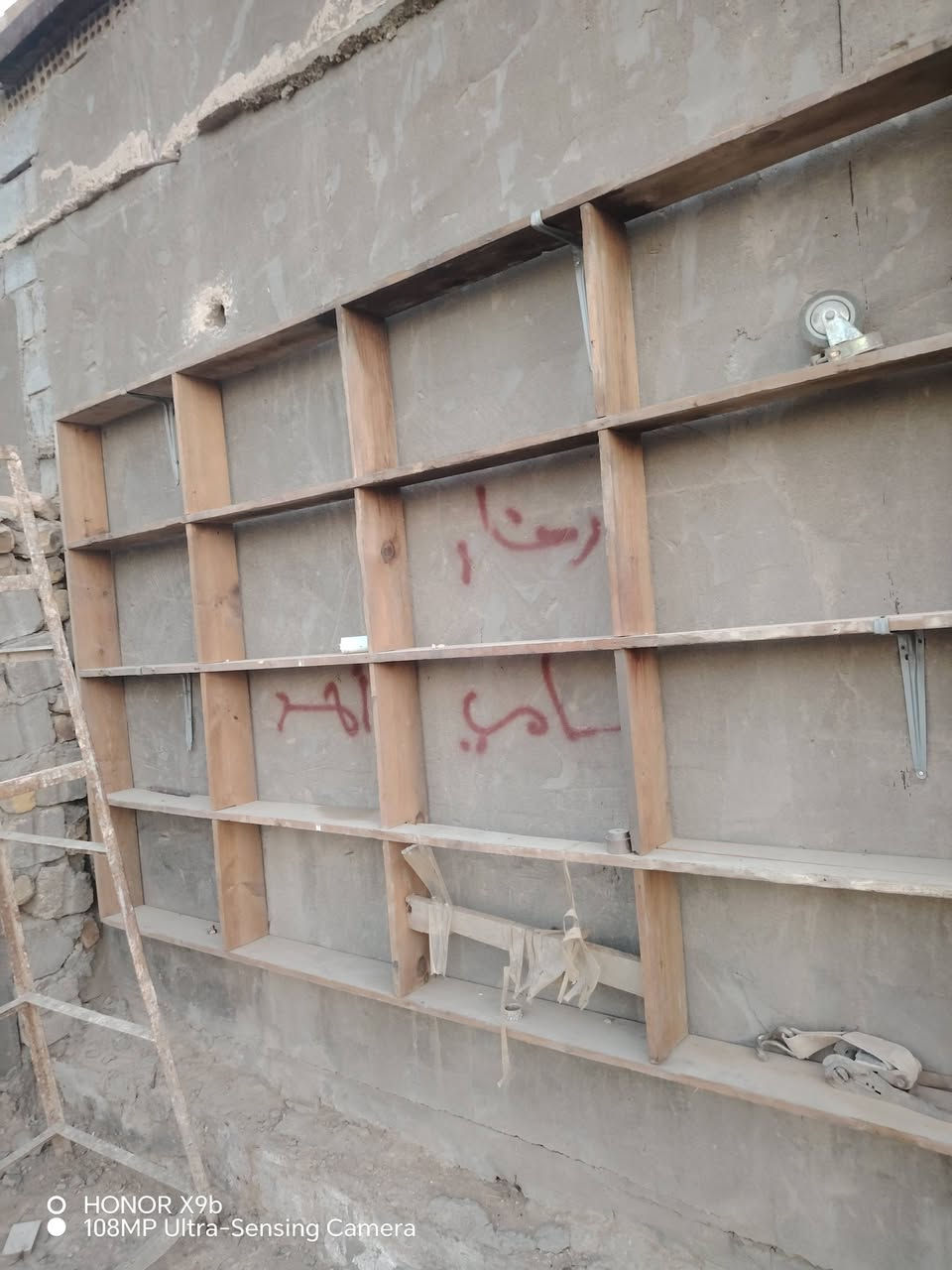 رفوف خشب عدد ٢.//   طول ٣ العرض ٢ للبيع عنوان كوفه عباسيه معمل ببسي قزوينيه ***********
