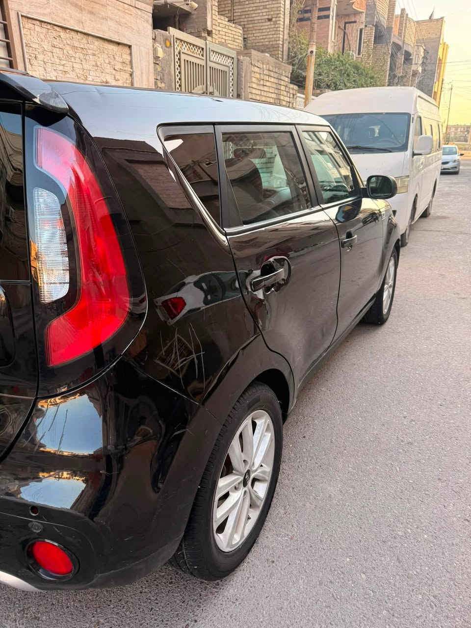 سلام عليكم عندي كيا صول موديل 2018 ماشية 95 ميل مكينتها 2000gdi بيه بنيد مفتوح و باب مبدل وبارد بجاملغ الخلفي 
السعر  110 وبيها مجال بسيط 
مكاني بغداد البلديات 
رقمي***********

