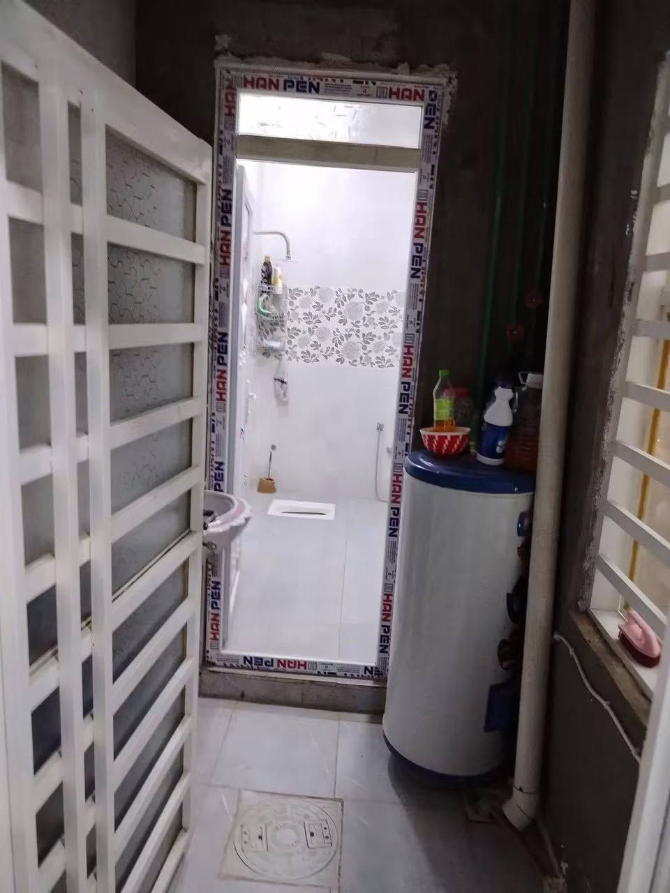 دار ١٣٥ م  غرفه وصاله ومطبخ وصحيات عكاده فقط مجمع سقف سندويج بيت جاهز ارضيه بورسلين سيراميك بيت كلش نضيف سعر 27 وبي مجال عنوان سايدين مطار شارع علكم قرب شارع حاتم الخير ***********
