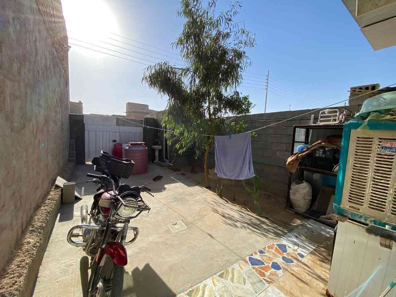 بيت للبيع 100 متر 5x20 في حي الانوار قرب الشريعة مقابل مجمع وارث السكني 
يتكون من غرفه و وصالة كبيرة مفتوحة ع المطبخ صحيات داخل و خارج و منور بناء بلوك سقف سندويش البيت مرتب جداً 
.
الخدمات 
ماء كهرباء مولد ذهبي مدرسة قريبة ابتدائية+متوسطة 
شبكة كهرباء جديدة قيد العمل 
.
نوع العقار 
ارض توزيع حكومي للمتجاوزين مشمولة بالتطويب 
.
السعر 
18 مليون بيه مجال قليل جداً 
اتصال على .***********. كربلاء, العراق
