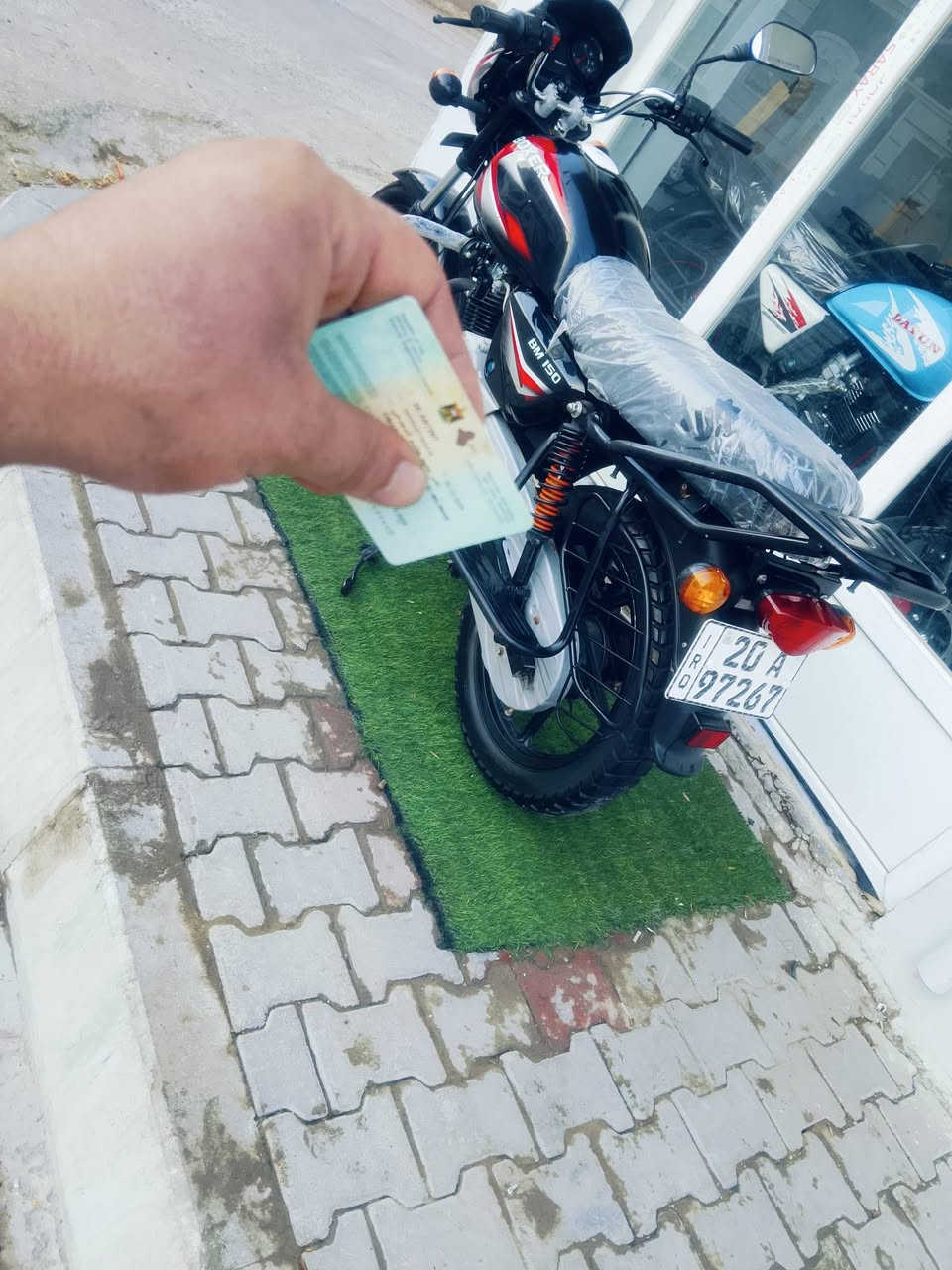 السلام عليكم ورحمه الله وبركاته دراجة نارية بوكسر موديل 23 نازلة بل 25 كفالة عامة مكينة خير من الله الشراي يتصل ويدلل ويتساب موجود مكاني ديالى خرنابات *********** تريد ويتساب تريد رصيد هم موجود
