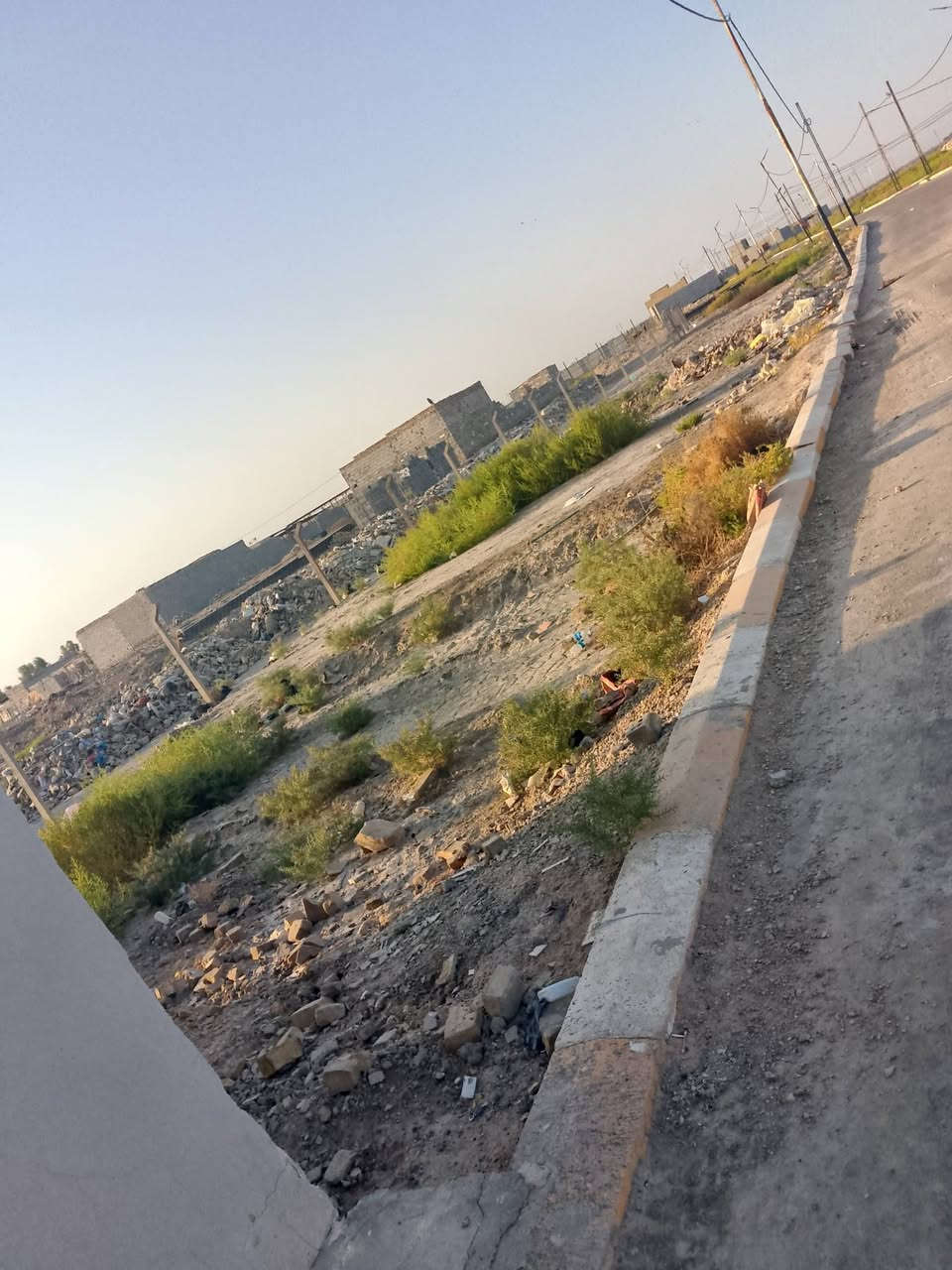 عرصه 100متر مربعه 10في 10زراعيه مع كافة الخدمات تبليط اناره الشوارع الرئيسية حي العسكري شارع 30شارع السايدين مال الملعب الخماسي بسعر 7ملاين مع مجال ***********8

