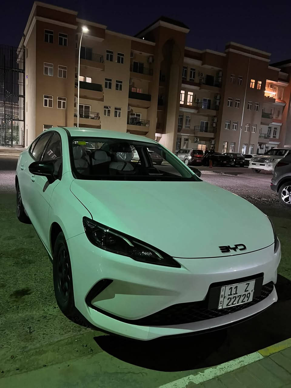 سيارة byd للبيع 25 ماشيه 13.000الف قابل للزياده السياره بعدها شركة مكفوله بس بيها طخه  بلجاملغ الخلفي اربع اصابع وعلى وضعها باقي ممصلحه الموقع بغداد غزالية سنويه  باسمي تحويل ثاني يوم السعر 20.500مليون بيها مجال بسيط 
للستفسار ***********
