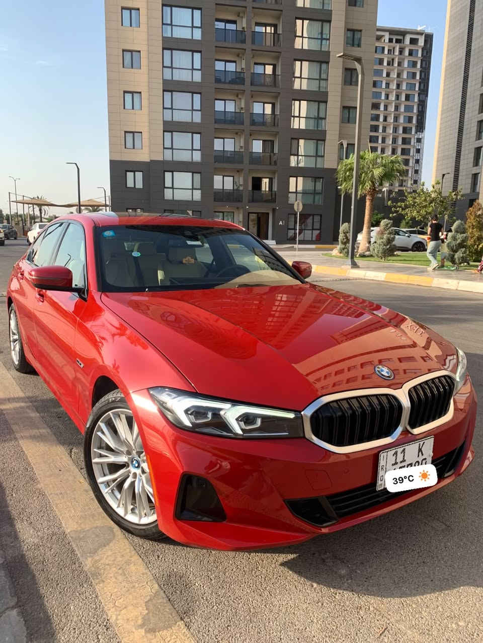 السلام عليكم

للبيع BMW 330e موديل 2023

فول أعلى فئة بالمواصفات

محرك 2.0 توين باور تيربو  292 حصان والعزم 420 نيوتن

السياره تعمل بنظام (البنزين + هايبرد + كهرباء) اقتصادية جداً

مع امكانية شحن السيارة بالكهرباء تقطع مسافه من 30 الى 45 كيلو 

ماشيه 25 الاف كيلو فقط

1.نظام الأوتو بارك (ركن السيارة بدون تدخل السائق) 

2.نظام البارك إسيست (امكانية ارجاع السيارة بالكراج تلقائي)

3.كامرات 360 درجة عدد 4 محيطيه 3D

4.فتحة سلايد روف

5.داتا شو Head Up Display (يعرض بالجامه الامامية)

6.نظام صوت فاخر Harman/Kardon Logic 7

7.شاشة كبيرة متصله خاصه بموديل 23 و24

8.فتح الصندوك بالقدم 

9.لايت ليزر اصلي داينمك

10.كشنات جلد لون جملي Camel + الكشنات كهرباء وخزن ميموري 

11.تدفئه بالمقود والكشنات

12.تصعيد وفتح الزجاج بالبصمه

13.حساسات امامي خلفي جانبي

14.اضاءة محيطية متغيرة الالوان

16.نظام تعتيم بالمري Auto Dim

17.شفتات بالمقود

18.شاحن تلفون وايرلس

19.نظام الترحيب عن الاقتراب من السيارة

20.ابل كار بلي وايرليس

21.رادار امامي

22.رادار النقطة العمياء

23.رادار الخروج عن المسار

ضررها بابين صفحة السايق  تبديل اصلي وكاله  فقط 

جميع الايرباكات سليمه فقط ارباك البرده  طاك 

مكان السيارة بغداد

+964 770 808 6701

نص مكتوب في الصور:
- 39°C