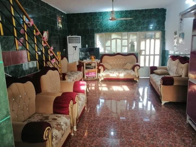 السلام عليكم بيت  مناسب سند٢٥ حولي الجامعة ام الخيل الرابعه او حي الثقافي بيت ١١٥متر بيت بناء عالي عن الشارع  حتى اذا مطرت مايتاثر وبي رقم ومعامله تطويب والبيت قريب على الجامعة دقيقتين انت بالجامعة مال القادسية  وقريبة على شارع ٢٠ وشارع الزوار المنطقة حلوة وهادئه وناسها زينه كلش الجهد طب اسس ماي لكل بيت وبس يخلص الثقافي الثاني الي وره مطعم حياوي يبلش بالتبليط بهاي /بي خطين كهرباء ومولد مستمر وماي قوي البيت يتكون من طارمه وبراني وصاله جبيره وغرفه ومنور  بيتونه جبيره السعر ٤٥ بي مجال واضمنلكً مداور ثاني يوم راسلني وادزلك رقم القطعه والسند وحتى معامله التطويب وبخدمتك  اله مكانين تكدر تدخل اله من يم شارع مسبح الجامعة الي هوه شارع الزوار العام الي كبال شارع ٢٠ وتذا تريد من شارع الحولي شارع المولده الي كبال اليمامى وتنزل لجوه  سبب البيع اخذت قطعه وصلت لنص واحتاجيت هاي كل التفاصيل علمود يصير واضح  رقم صاحب الدار ***********  راسله واتساب
