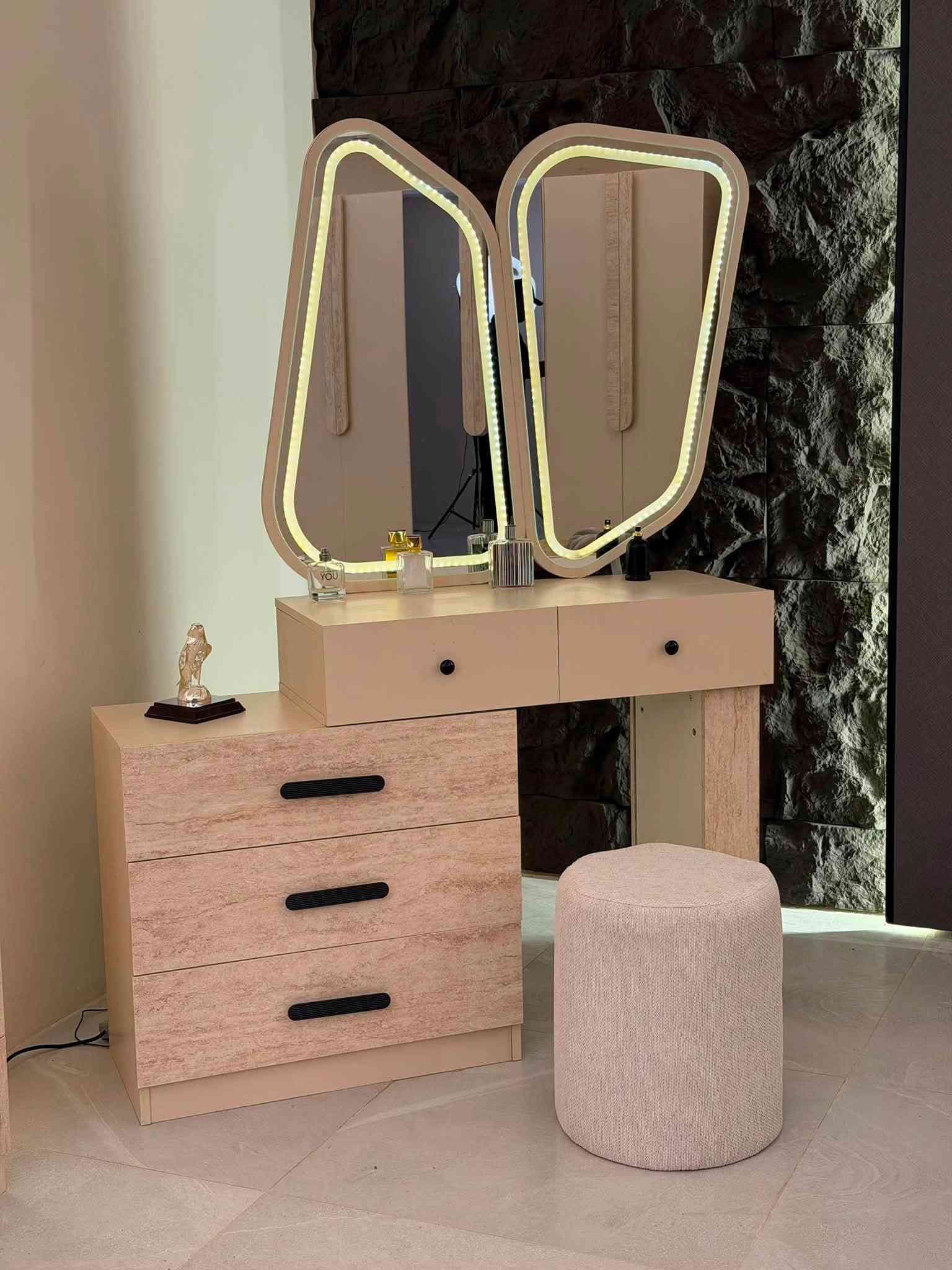 ✨ عروض وتخفيضات مميزة ✨

🛏️ موديل أرسنال المودرن

🔹 10 قطع
🔹 320 سم

المواصفات:
▪️ 1 ضهر بلوك
▪️ 2 برغي وچوي حديد
▪️ سرير مخزن جك
▪️ 5 شغل درجة أولى

💫 جودة عالية وتصميم مودرن بسعر عرض مميز

📩 راسلوا الصفحة أو تواصلوا معنا عبر الرقم:
📱 ***********
واتساب متوفر لخدمتكم 🤍
