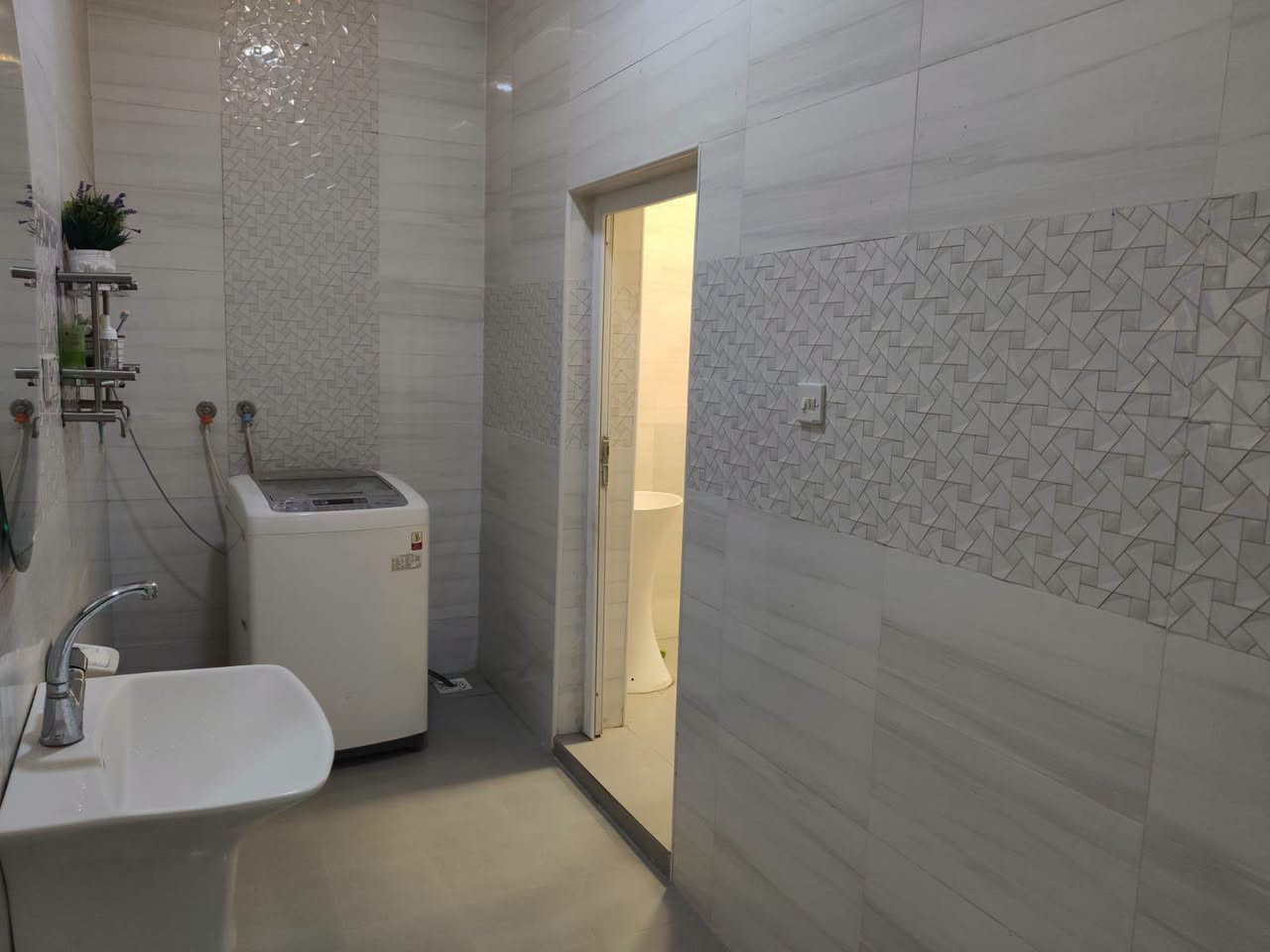 بيت للبيع مساحة ٢٠٠ متر طابو اسهم باسمي
طابقين كامل صبغ داخلي (جوتن نوع فنيلا لاتيه) وتاسيسات كهرباء  مع منظومة الايرثلكج والتاسيسات الداخلية من الدرجة الأولى وكذلك المجاري استخدام بوري سمارت ١٠ بار قياس ٦ انج و٤ انج وتاسيسات الماء على نظام البطارية مع ٢ تانكي سعة ١٠٠٠ لتر
عدد الغرف ٥
استقبال
مطبخ حار وبارد 
مطبخ حار ثاني
هول كبير
صالة درج
تواليت خارجي
موزع مابين باب الاستقبال وباب الهول
وباب المطبخ مطل على الكراج
كراج سيارة مع حديقة صغيرة
حمامين بالطابق الاول والطابق الثاني مع لوندري لكل حمام
سطح اشتايكر مع ستارة
الواجهة ملبوخة فقط الطابق الارضي

السعر 200 وبيه مجال شراي 
العنوان قرب المستشفىالتركي 
ــــــــــــــــــــــــــــــــــــــــــــــــــ
‏
‏ـــــــــــــــــــــــــــــــــــــــ
‏#لعرض_عقارك...... او للاستفسار اكثر 
‏   🌲🌴🏛🌴🌳🏛🌴🏛🌲
‏
    أتصال📱‏***********☎️
 واتساب🌐 ***********☎️
‏
‏
