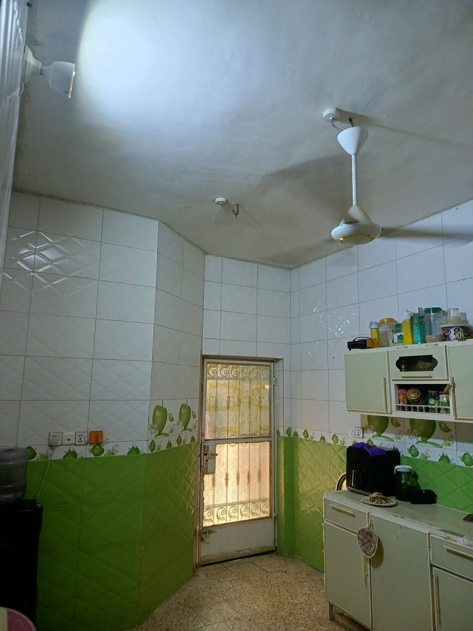 للبيع دار طابو صرف المساحه 200متر طابق واحد غرفتين نوم وهول واستقبال ومطبخ وكراج ورديه خارج خلف مستشفى الكفيل ابو مصطفى للعقار ***********
