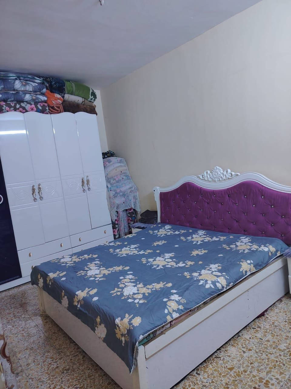 بيت للبيع مستعجل  ١٠٠متر واجه5نزال 20 قاط  واحد  وبيتونه  الحسينية شارع العقيد يم ملعب ميلانو طابو صرف المؤجر رأس الشهر يفرغ البيت  السعر نقد ٥٠ قسط ٥٥ مقدمة ٣٥ والباقي شهري ٥٠٠الف ويستلم البيت مباشر اني مو من المنطقة  أي استفسار ***********
