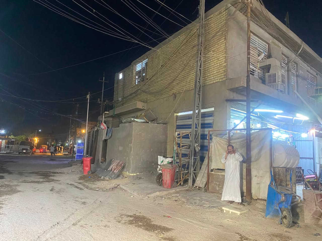 سلام عليكم بنايه للبيع مساحه 200متر
مؤجره بل كامل قرب جامع بيت مجيسر مجاور اسواق بانده 
ركن ع شارع العام والفرع تحتوي ع 4محلات و3شقق
للتواصل والاستفسار مراسله الصفحه او الاتصال ع واتساب 
***********
