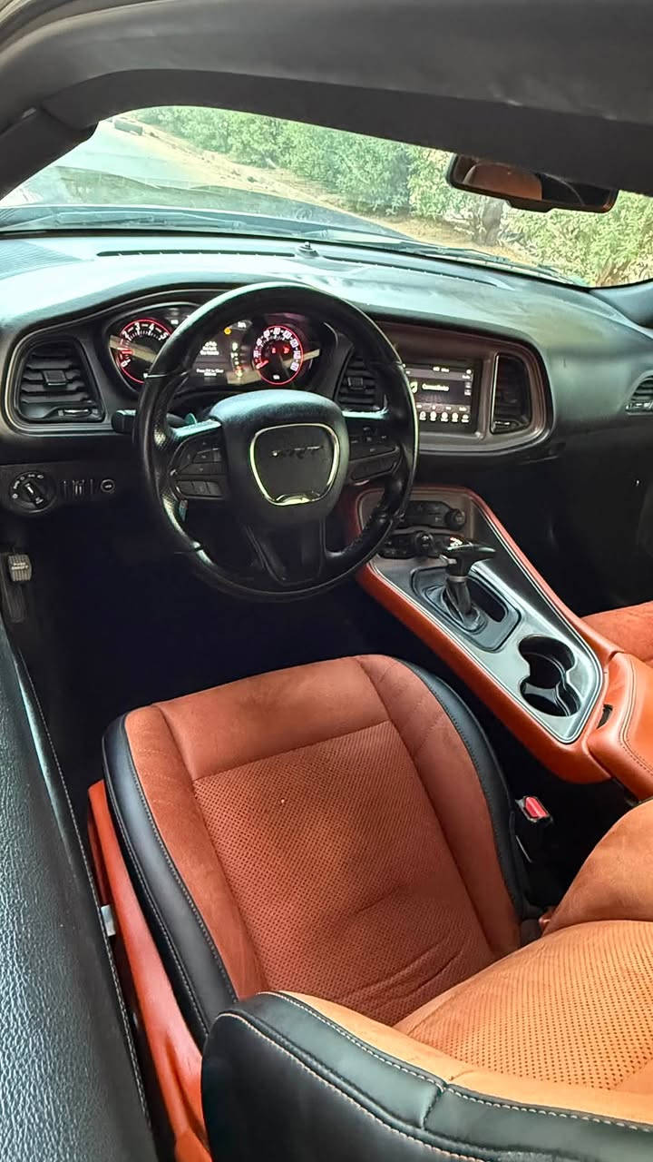 لموديل: دودج تشالنجر SXT 2023.
* المحرك: 3.6 لتر Pentastar V6.
* ناقل الحركة: أوتوماتيك 8 سرعات.
* نظام الدفع: خلفي (RWD)، . 
ماشيه 42 الف فقط 
* لون: بنفسجي للامع، وهو من أشهر ألوان الجالنجر
* كيت وايد بدي كامل:
    * 
    * صدامات رياضية.
    * سبلتر أمامي.
* الإطارات: عريضة بقياس 305.
* الشعارات: باللون الأسود (Blackout).

* مقاعد رياضية قماش بلادي .
* شاشة وسطية مع نظام Uconnect.
* دعم Apple CarPlay وAndroid Auto.
* كاميرا خلفية وحساسات اصطفاف.

سياره قطعتين صبغ بدون حادث  مجرد طخه  بدون دواخل ولا اي شي رقمها سليمانيه وكاله عامه ب اسمي تريد وكاله تريد سنويه ب اسمك 

مكانها بغداد الكراده ***********
180 قفل
