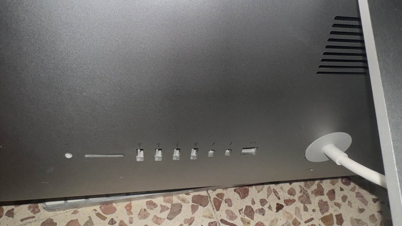 * iMac 21.5” Late 2015
* Intel Core i5 2.8GHz – 4 أنوية
* RAM: 8GB DDR3 1867MHz
* كرت شاشة: Intel Iris Pro 6200
* الشاشة: Full HD 1920×1080
* النظام: OS X El Capitan 10.11.6
* الموديل: iMac16,2
* ويا كيبورد وماوس Apple.
*********** 
400 الف وبيه مجال بسيط
