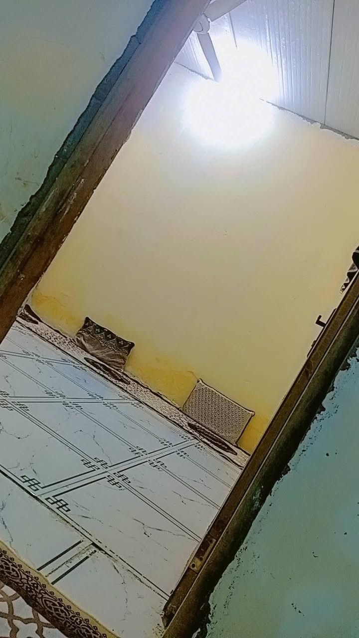 بيت للبيع في الزبير زراعي في حي الأندلس
مساحته ٢٥٠ متر البناء فقط ١٥٠ وبي فضله ١٠٠ متر يحتوي على غرفتين وديوان ومطبخ وحمام داخلي وحمام خارجي وحديقه كبيره وكراج البيت سندويش  الحمام الخارجي صب مسلح وانتنات فوق البيبان والشبابيك والأرضيه سيراميك كهرباء وماء خطين بي كشف تمليك للاستفسار الاتصال *********** مكلف بالنشر
