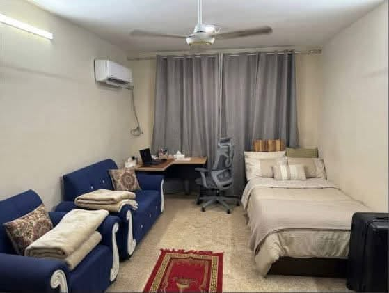 المنصور الداودي مربع جيلاتو دار اليجار  مساحته ١٥٠ متر واجهة ٧ ونص مدخلين يحتوي على ٤ نوم وصالة ومطبخ وخدمات ٢ وكراج السعر 1200$  مكتب القمة الذهبي للاستثمار العقاري***********
