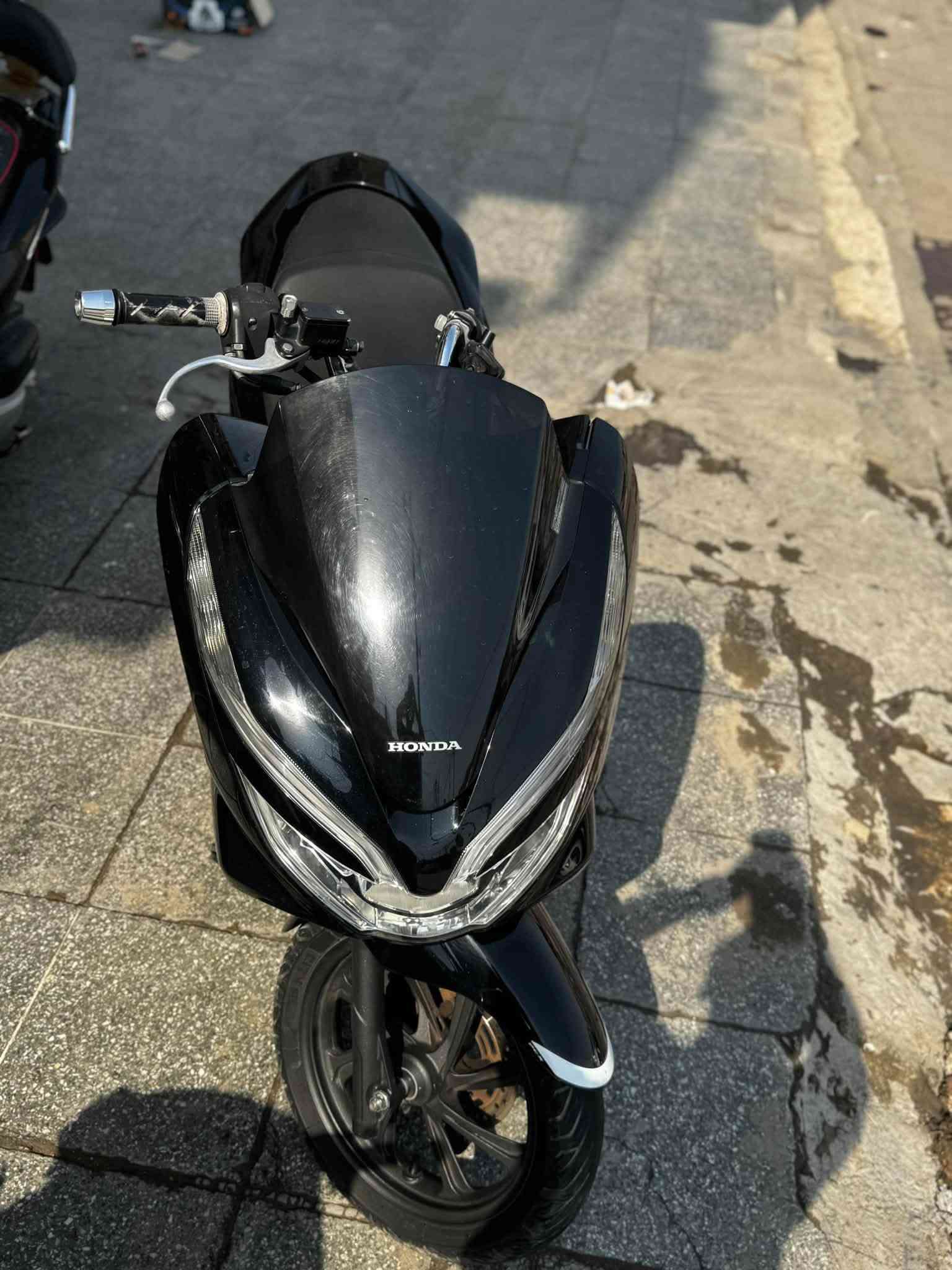 السلام عليكم
دراجه pcx جيل ال ثالث ياباني اصل JF موديل 2022
دراجه رمبه صارلها اقل ال شهرين مــن نازله 
كفاله عامه مــن التاير لل التاير مكينه وكفر دراجه احلى مــن الصور 
ممشى الدراجه 5الف فقط دراجه ب الكارتونه السعر (21)$
مكاني بغداد مدينه الصدر  للتواصل متواجد واتساب واتصال فقط ***********📞📱

