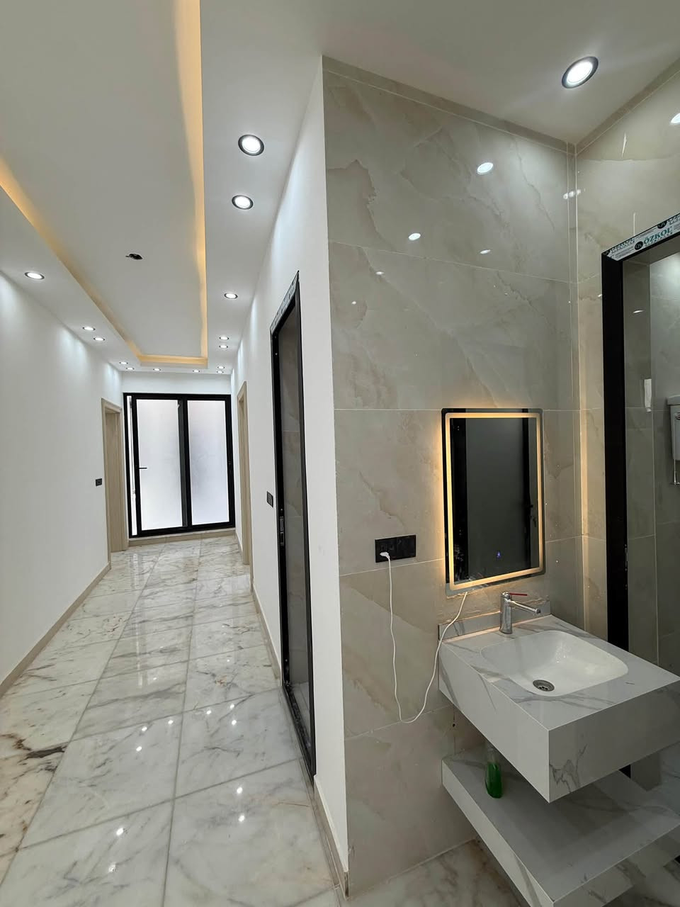 💸للبيع دار  المساحه( 240 ) متر

📍الموقع -حي البنوك - " محله 319 
🚦 شارع 15.  مع رصيف 4 م

📍علما الدار جاهز للتحويل لايدخل منصة عقاري
📐المساحه الكليه ( 240 ) متر 

➡️الواجهه.         8 متر
↔️النزال.           30 متر

✋🏼يحتوي مدخلين  

6نوم  +4 سويت + حديقه وكراج 
سنه البناء 2026

📍موقع مميز جدا  جاهز للسكن

💥السالم للعقار 💥
🚪بغداد حي البنوك  خلف شارع الكنيسه مباشر

📞للاستفسار: *********** 📞

المكتب مجاز رسمياً من قبل غرفة تجاره بغداد
ووكيل منصة عقاري- استثمر بأمان 
نستقبل جميع عروضكم السكنيه والتجارية
