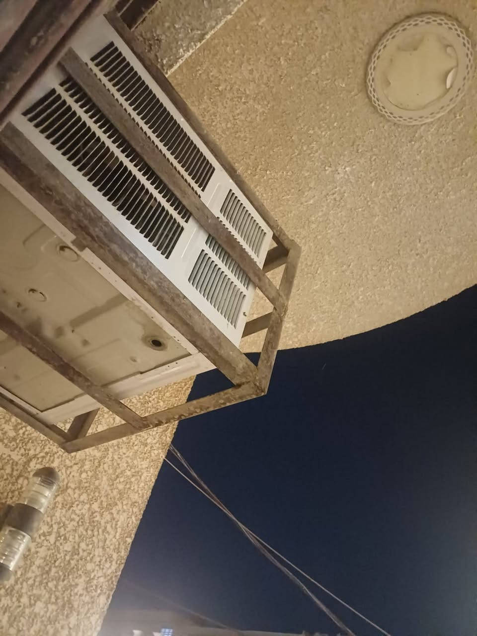 السلام عليكم عندي ذني للبيع 
المكيف اخو الجديد ممصلح ومشتغل شي قليل ب 300وبي مجال
والتخم بس محتاج غسل ب300 وبي مجال 
للاتصال ***********

