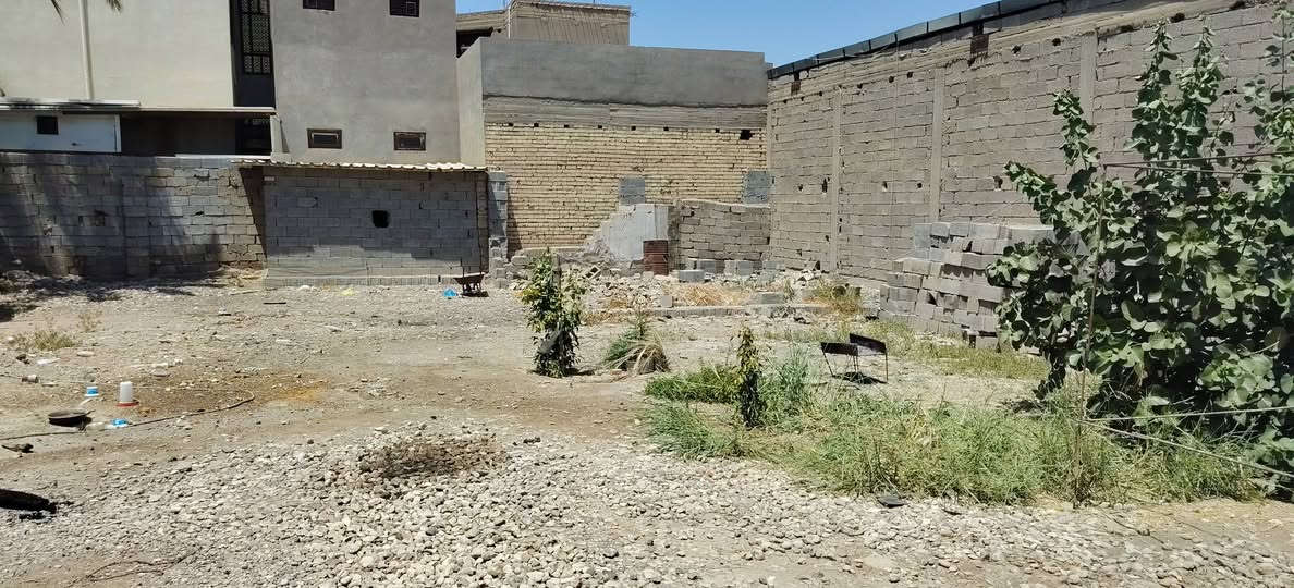 سلام عليكم قطعه ارض للبيع  مساحة 350 طابو صرف تحويل مباشر بسمك واذا تريد نص هم انبيع 
في منطقه طليحة قرب شارع العام  بغداد كوت 
للاتصال ***********
