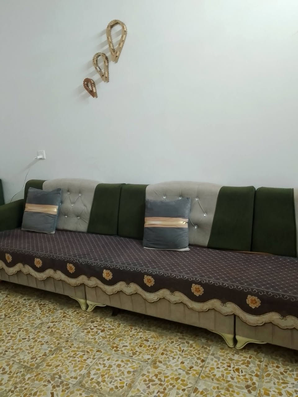 سلام وعليكم يوجد طخم سبع أمتار هو والكوشات والجرجف مالتو كامل السعر 140وبينو مجال ***********بينو واتساب
