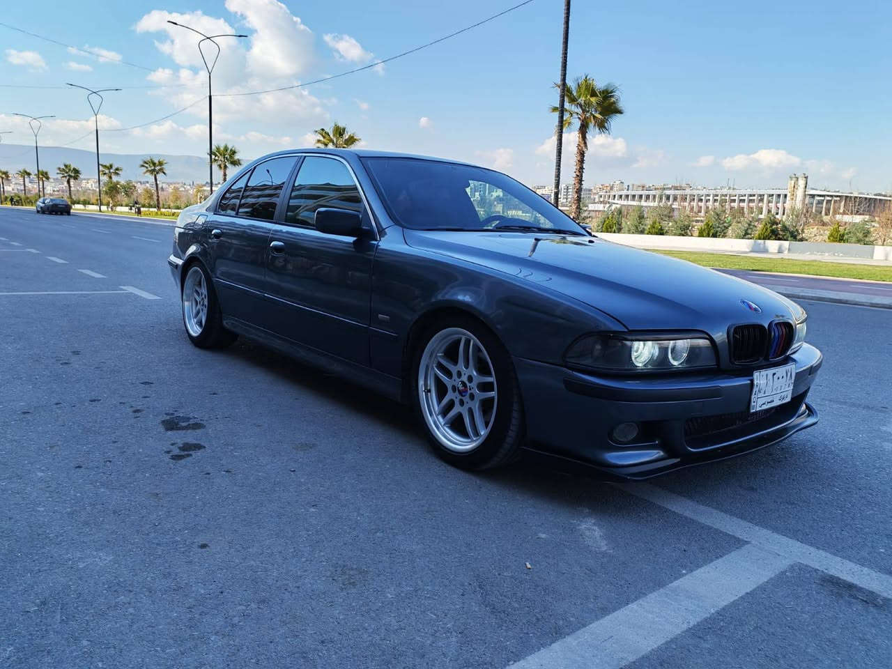 Bmw e39 
مۆدێل ٢٠٠٠ کوشن جڵد سلاید تەحدید سورعە سێ گێڕ ئۆتۆ عادی سپۆرت 
مەکینە ٥٢٥ بەرمەجەی لەسەرە پۆپ باگی لەسەرە چوار تایەی لۆکی لەژێرە زۆر پاك و جوانە ماڵی دۆستە دەعامی پێش و پشت ئێم دیفیوزەر و لەحیەی سپۆرتی بۆ داندراوە شاشە ئایپادی بۆ بەستراوە شتی شاز 
تەبرید سارد و گەرم لەسەر سویچ بەس ماشاالله ئەوێ سەیارەکە 
ڕەقەم کەرکوکە سەنەوی پلاستیکی لەگەڵە
ڕەسمی سۆنەریم داناوە هیچ ناوگرتنێکی نیە گشت گیانی کەپسە 
***********
*********** السليمانية, العراق
