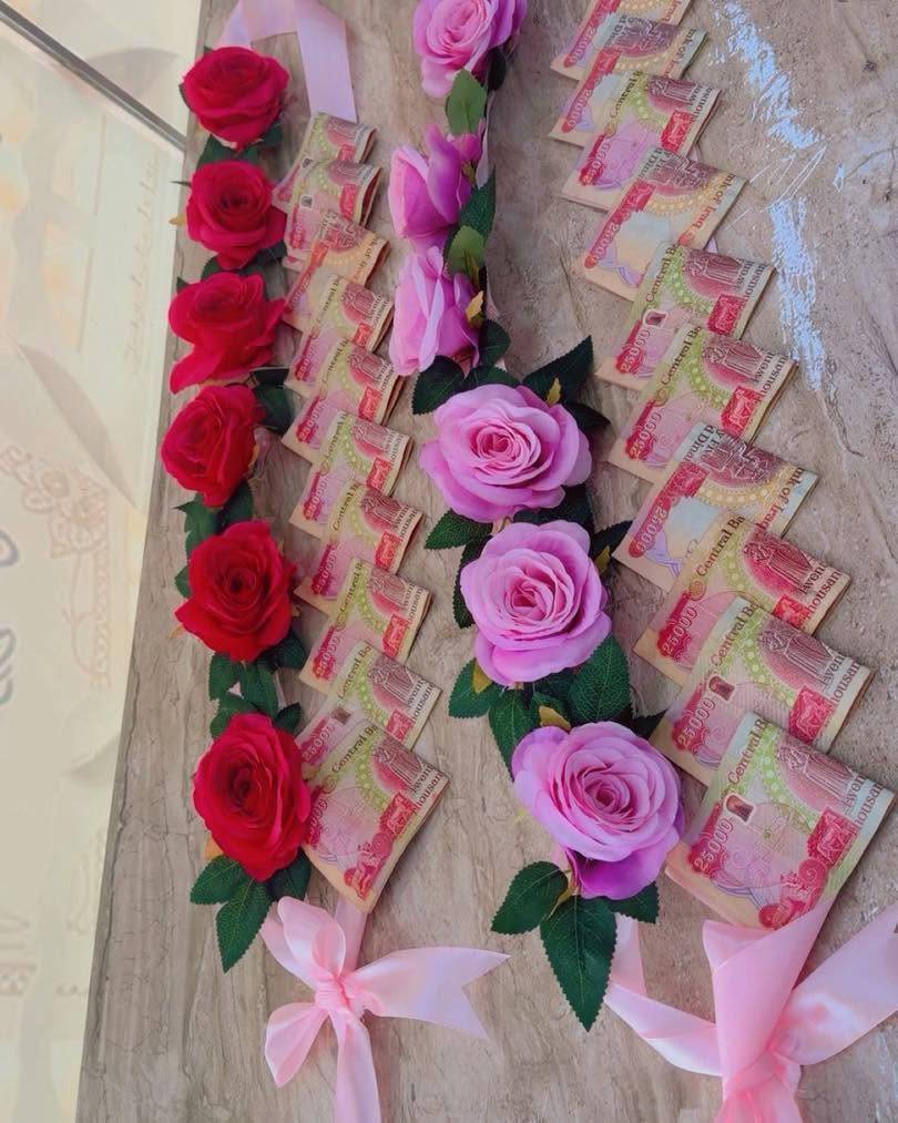🌸 بوكيه ورد وفلوس بتنسيق أنيق ومميز 🌸
هدية راقية تجمع بين الورد واللمسة المميزة 💕
مناسبة للتخرج، النجاح، الأعياد والمناسبات الخاصة 🎓💐

🎀 نهديها بحب… ونخلي فرحتك أجمل
📩 للحجز والطلب راسلونا على الخاص.
أو الاتصال بالأرقام التالية 
***********
0770051557

نص مكتوب في الصور:
- سلسلة الورود والنقود
- لمسة فخامة وذوق راقى لجميع المناسبات
- ورد صناعي عالي الجودة
- توزيع مرتب للنقود
- تصميم أنيق وجذاب
- مناسب للأفراح والمناسبات الخاصة
- ورد صناعي فاخر
- توزيع أنيق للنقود
- شريط ساتان أنيق
- هدية تعبر عن أجمل المشاعر
- اطلب الآن