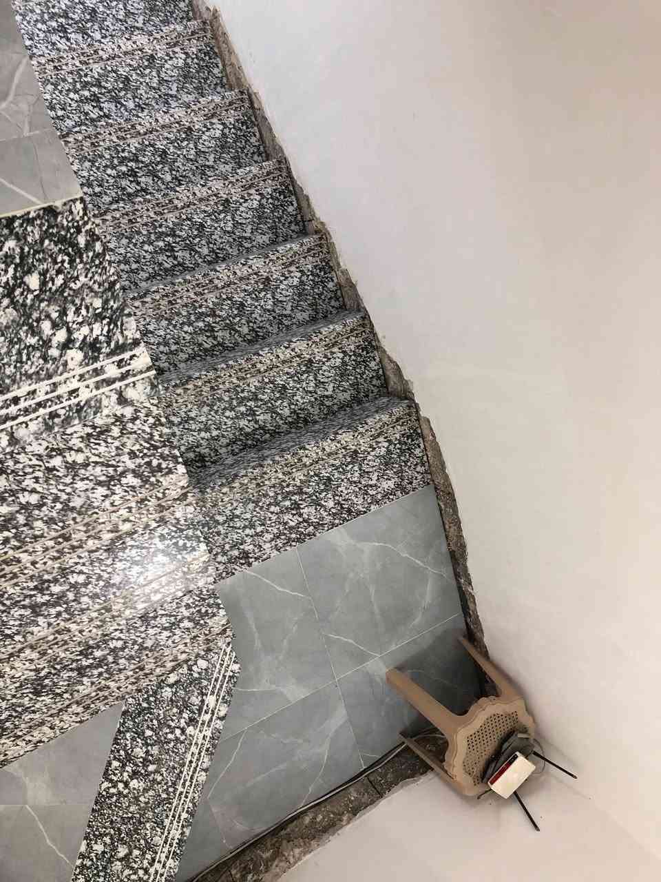 بيت للبيع الجغيفي الثانيه مقابل جامع المعاضيدي
مساحه125
طابقين 
الطابق الارضي (نقص ارضيه وابواب)
 غرفة ، صاله ، منور 2 ، صحيات ، استقبال ، صحيات خارجيه
الطابق الثاني (نقص ابواب)
غرفتين2 ، بلكونه ، صالة ، صحيات 
سطحين 
سعر 100مليون 
للتواصل ***********

