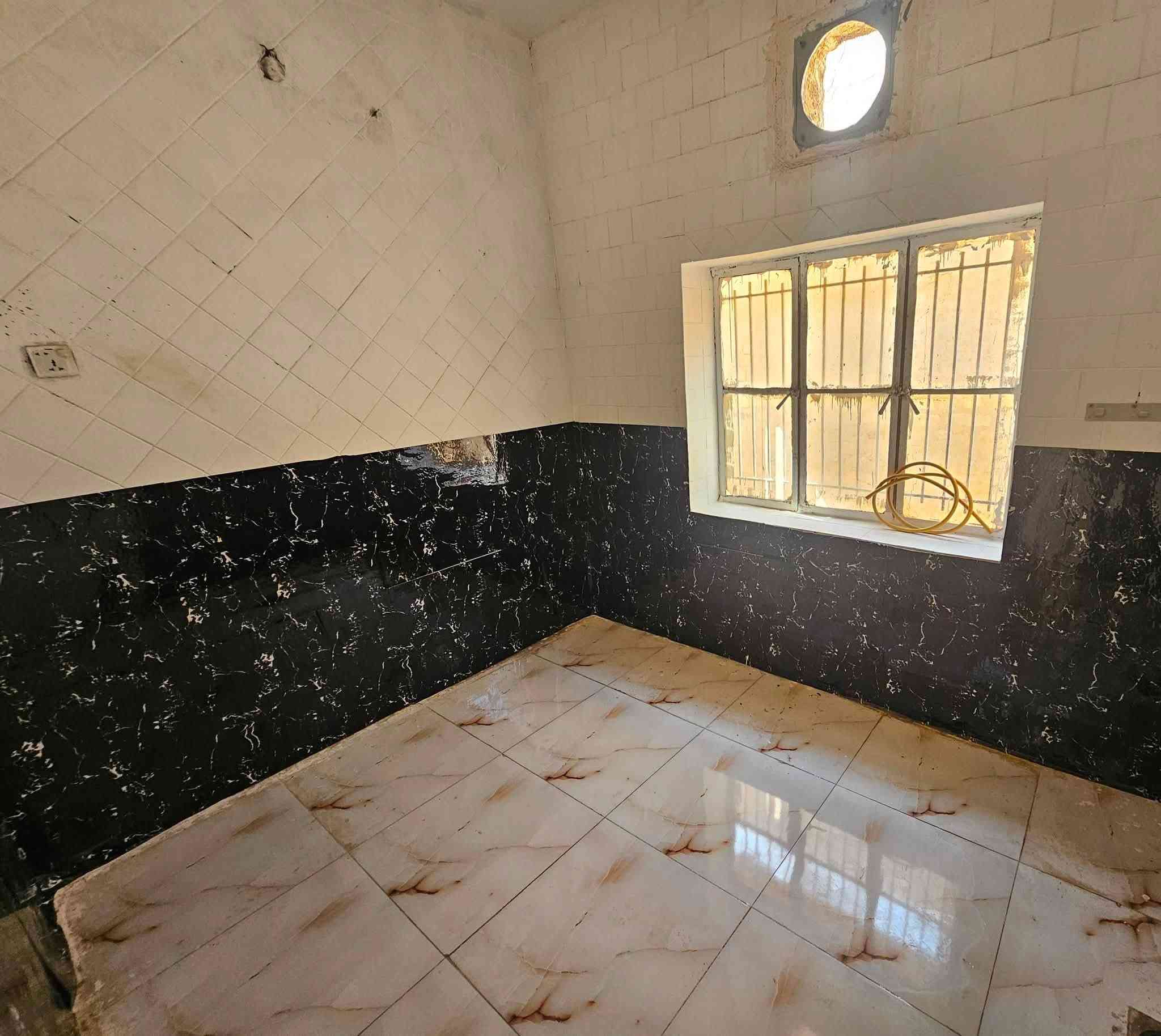 السلام عليكم
بيت للأيجار في  ((حي السعد))
 مقابيل التسجيل العقاري ومحكمة النجف 
قرب شركة الامنية 
الدار للاغراض التجارية فقط 
الدار ثاني بيت على شارع الكوفه 
مساحة 300 متر مربع
بناء قديم ومرمم كما في الصور 
للاستفسار 
د. احمد ‭***********‬
علما كان مؤجر سابقا مركز تجميل نسائي 
يصلح مكتب محامين او صالون او شركه او ستديو تصوير
