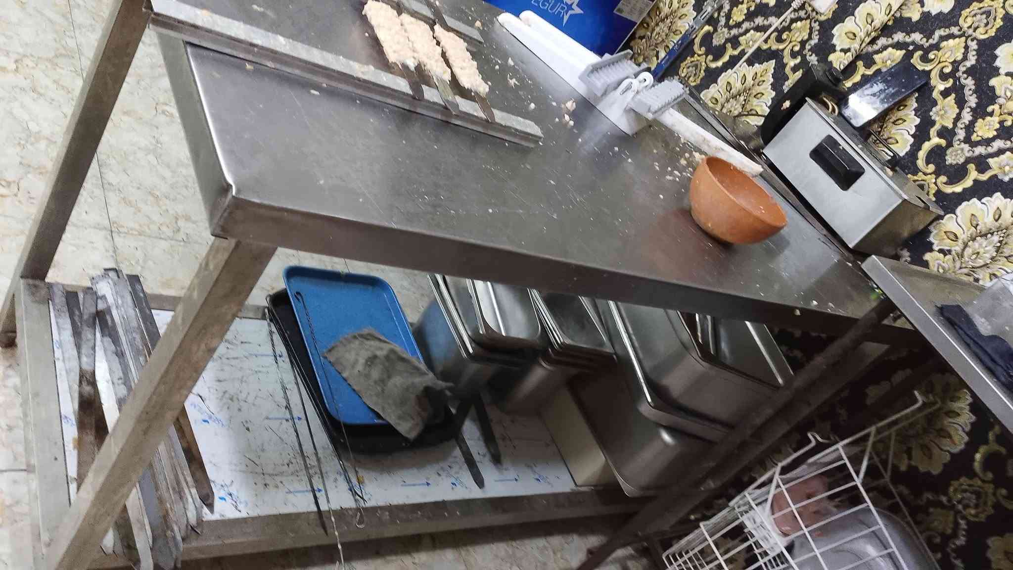 غراض مطعم البيع مكاني بغداد ***********
متواجد تصال. فقط
***********

موجود كر بركر ثلاثي 

بوجات  عدد 2  

شواية كباب  دكت ثقيل 3 متر 

عارضات عامودية 2 سطحي 1
 شواية كص سل. ستسل. سلايت 

معرض سل. ستسل حجم كبير 
وبعد غراض
