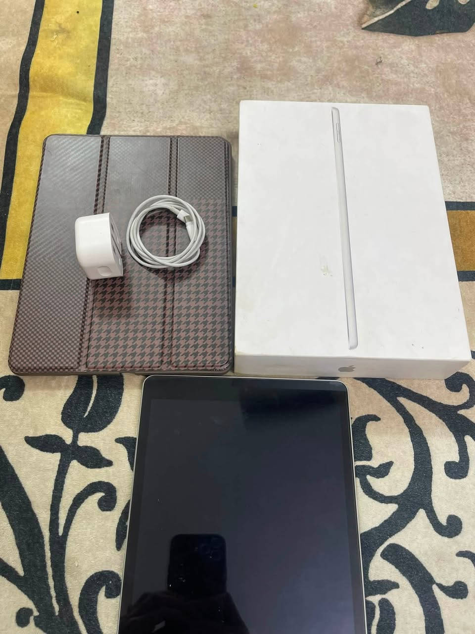 السلام عليكم 
ايباد ٩للبيع اخو الجديد 
كامل مكمل السعر ٢٥٠

***********
