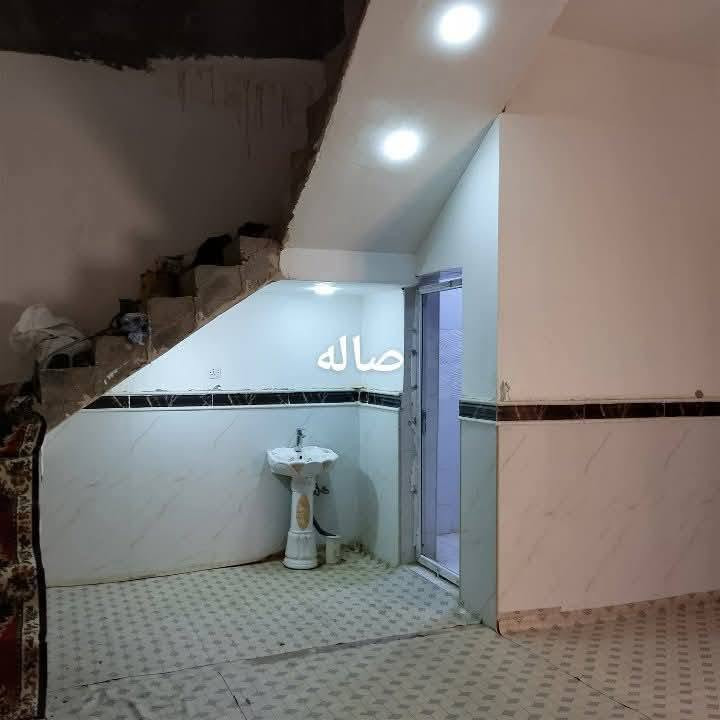 سلام عليكم
البيت البيع طابو صرف
قرب مدرسة المربد حي دجله
مساحه ((200)) متر 
يحتوي على استقبال وصاله 
ومطبخ وغرفتين نوم 
لبيت بناء جديد يحتاج بعض أمور 
اتصال بصاحب لبيت
((***********))

نص مكتوب في الصور:
- استقبال
- غرفة نوم ١
- غرفه ٢
- ستقبال
- منور
- ۲
- صاله
- توالیت