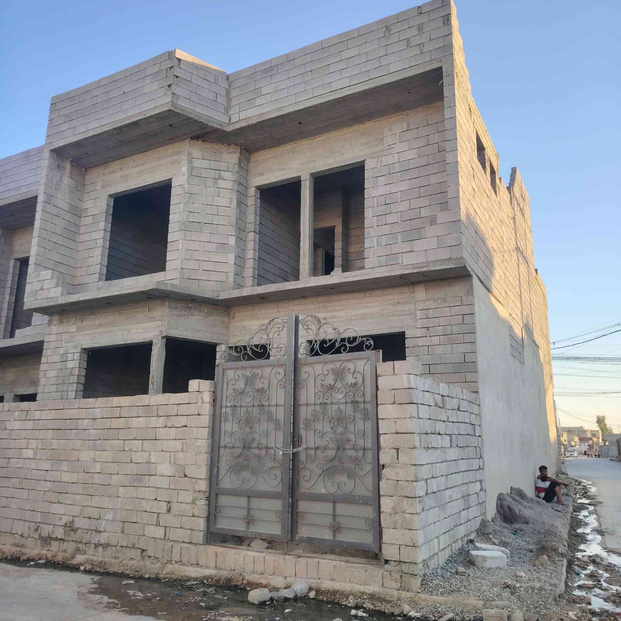 السلام عليكم  بيتين ركن لبيع بل عبور البيت مساحتو 110.. البيت الوحد يحتو على خمس غرف نوم جوه ثنين واستقبال ومطبخ وسحيات وفوك ثلاث غرف  ومطبخ وسحيات. سعر لبيت.الوحد   46مليون وبي مجال        ***********
