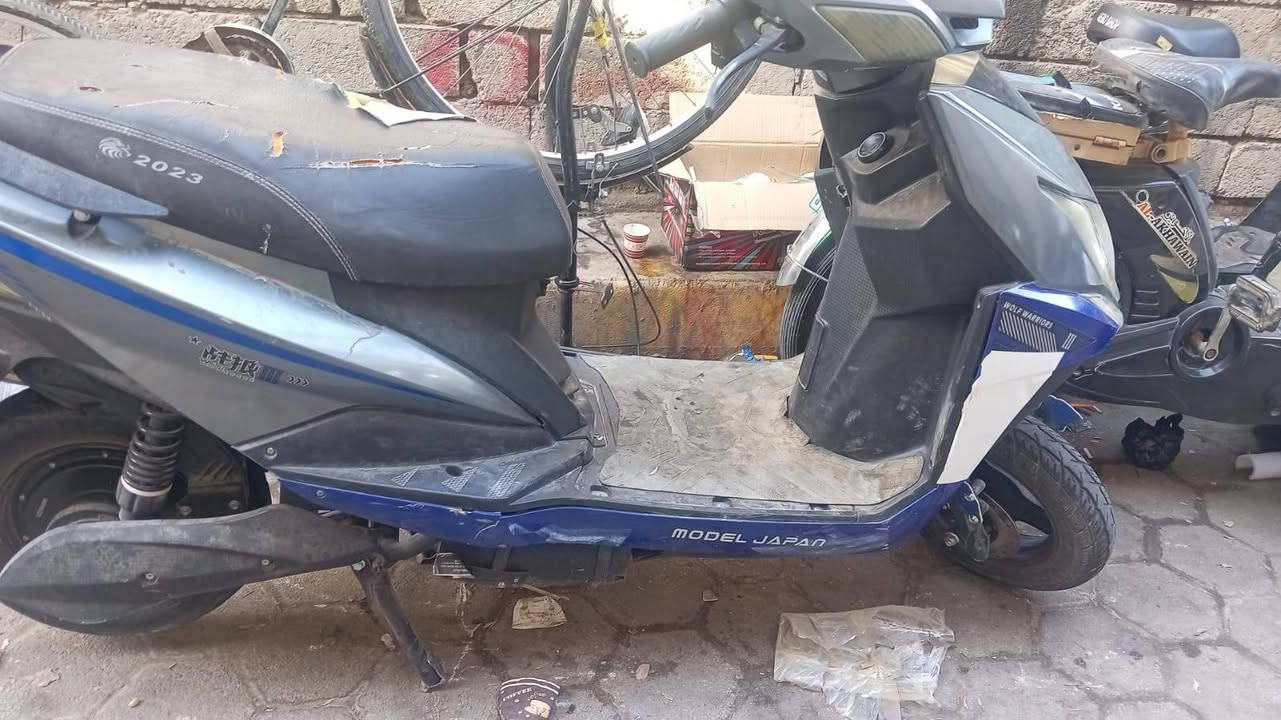 سلام عليكم دراجه شحن للبيع سبع بطاريات عل فحص كهربائياته كلهه شغاله سعر 350 الف مكاني رمادي رقم تليفون ***********
