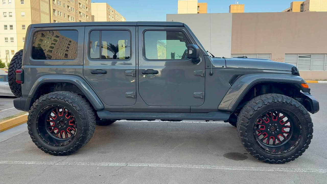 يا الله
للبيع: جيب رانجلر صحارى 2023 (Jeep Wrangler Sahara)
لون إسمنتي مميز ورقم سيارة مميز. مصروف عليها تصليح توب  ومعدلة.
 المحرك: 6 سلندر (V6)
 الممشى: 4 آلاف كم فقط (شبه زيرو)
 السيرفس: جاهزة من كلشي، دهن وفلاتر جديد قبل يومين ومبدل أصلي وما تحتاج أي مصاريف.
المواصفات والتعديلات:
 لون إسمنتي مميز
 لايتات LED عدسة أصلية مع حلقة DRL
 رقم السيارة مميز
 ترفيعة أصلية 2.5 إنش مع دبلات كاملة
 ويلّات ماركة فيول (Fuel) أصلية
 تايرات تويو (Toyo) خشنة أوف رود
 ستيرن تدفئة
 كشنات تدفئة
 شاشة كبيرة، كاميرا، بصمة، تشغيل عن بعد، وباقي مواصفات الصحارى كاملة
 مصبوغة عام نفس اللون للجمالية
 داخلة هزة، السيارة باسمي والتحويل ثاني يوم
 مكان السيارة: بغداد - بسماية
 السعر: 250 ورقة (25,000$) وبيه مجال بسيط للشراي 
***********
