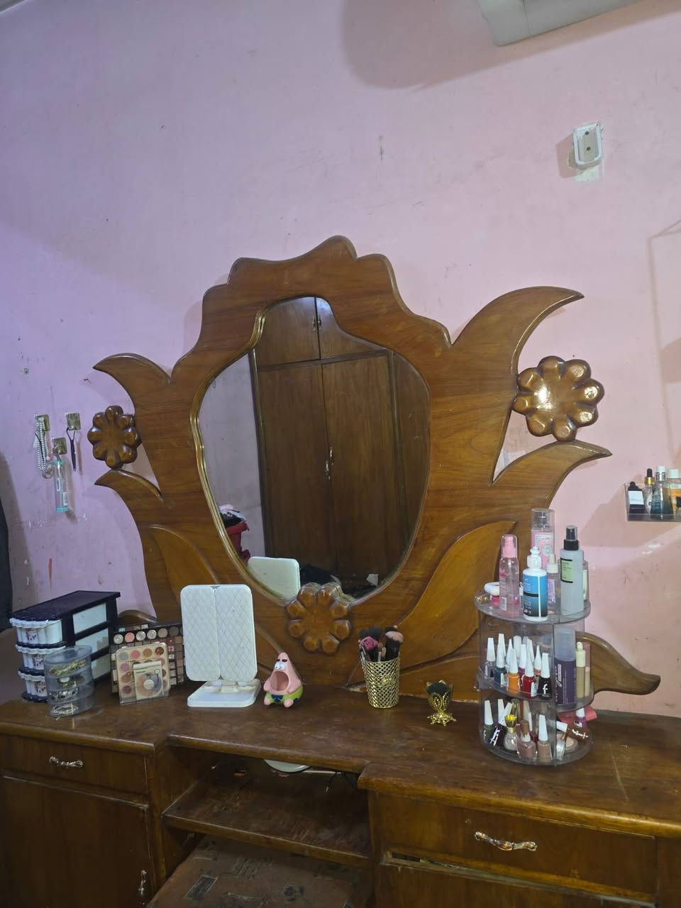 سلام عليكم
كنتور كلش نظيف وميز مرايا للبيع لتواصل على هذا الرقم ***********
