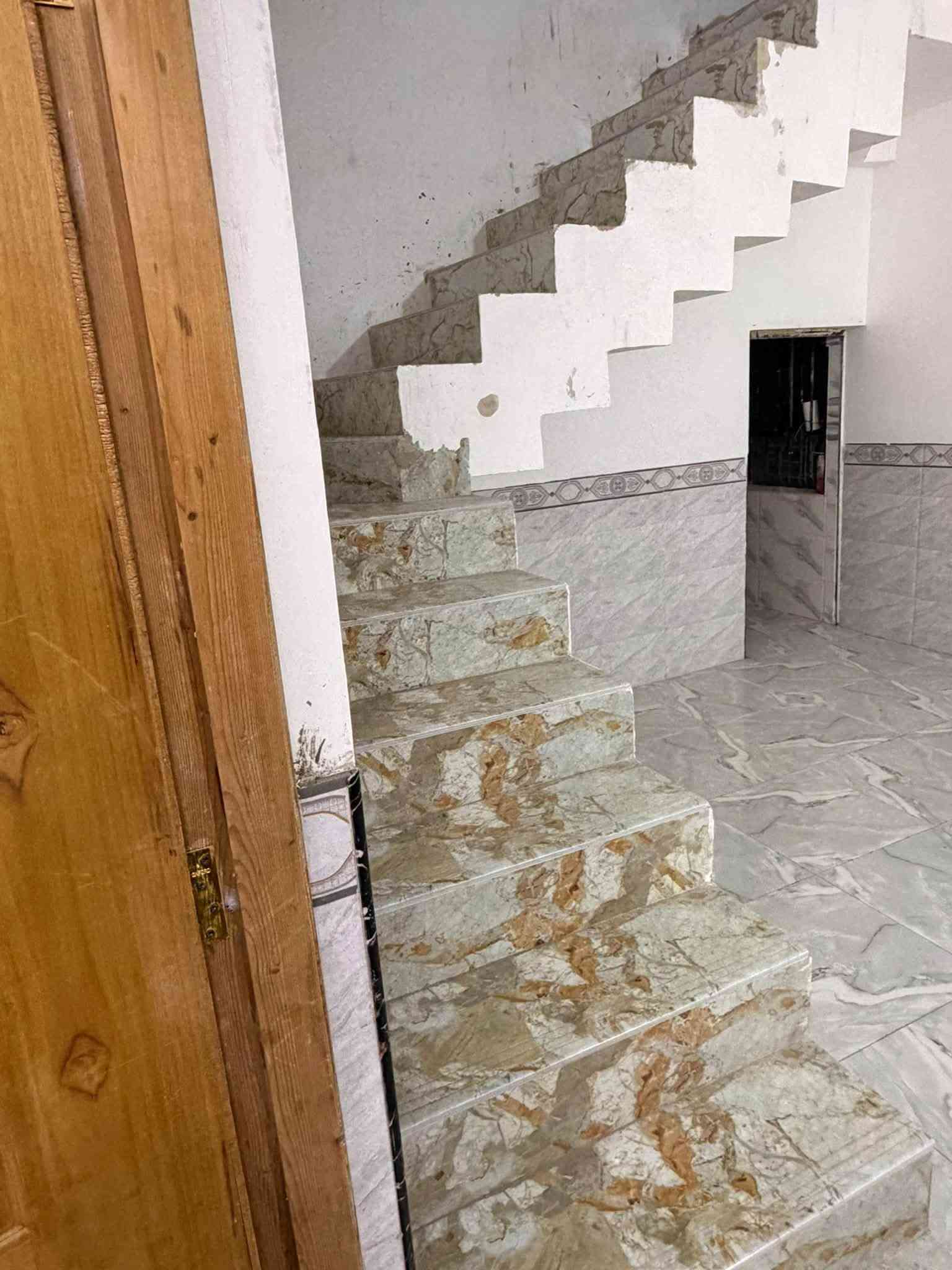 سلام عليكم البيت البيع العنوان النهروان قرب الصيطره شارع تار تار مساحه 230 يتكون من غرفتين نوم 4 في 5 صاله 4 في 7 مطبخ 4 في 5 مطبخ حار 4 في 3 درج داأري حمام او صحيات داخليه وستقبال 7 في 4 كراج جبير صحيات خارجيه بيت بنا حديث السعر خاص الستفسار انتصلل عل رقم بيه وتساب او نتصال *********** البيت خط 3 تقريب 400 متر عن شارع عام الشراي بخدمته ينتصل يدلل
