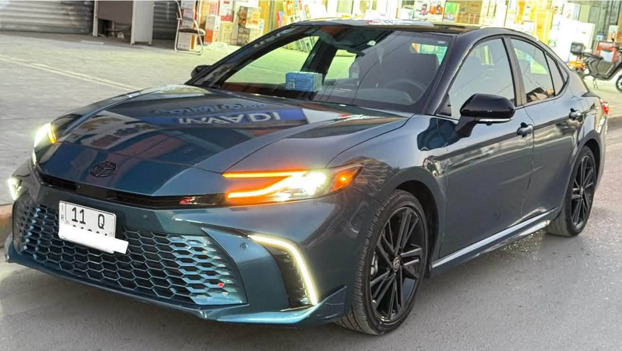 Camry 2025 XSE Plus HEV 
كامري 2025 هايبرد XSE Plus
عداد المسافة 25 الف 
 فول مواصفات 1/1
4 كامرات 360 درجة ، داتا شو , تدفئة و تبريد كشنات , قطعتين تبريد , قارئ انتباه العين , تدفئة ستيرن , كراسي كهرباء , سقف بانورامي متحرك , شاحن موبايل لا سلكي , شاشة الوسطية كبيرة متعددة الوسائط , شاشة العدادات دجتل , تشغيل عن بعد , انارة داخلية محيطية , رادارات محيطية ورادار امامي وخلفي , 4 حساسات امامية و 4 حساسات خلفية , نظام صوت JBL , نقط عمياء , بعد بيه هواي مواصفات ….
ضرر السيارة جانبي سطحي بدون دواخل بجم كبس وخلف كبس  جميع ايرباكات السيارة سليمة وصار بيه تعمير على گد الضرر
رقم الشاصي 4T1DAACK1SU121886
السيارة رقم بغداد بأسمي 
مكان السيارة بغداد الكرخ حي العدل 
السعر 263 ورقة وبيها مجال بسيط 
 للتواصل  *********** اتصال او واتس اب
