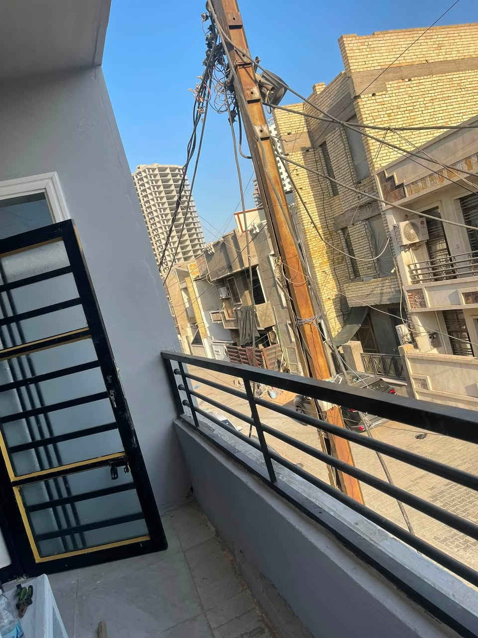 السلام عليكم 

دار للبيع  بناء حديث ٢٠٢٦ زيرو ممسكون 
السماحة ٨٠ متر سند ٢٥ فرع عريض خدمات كاملة كهرباء ماء انترنيت  موقعة حي العدل خلف بانزين خانة الؤلؤة  
للاستفسار ***********
