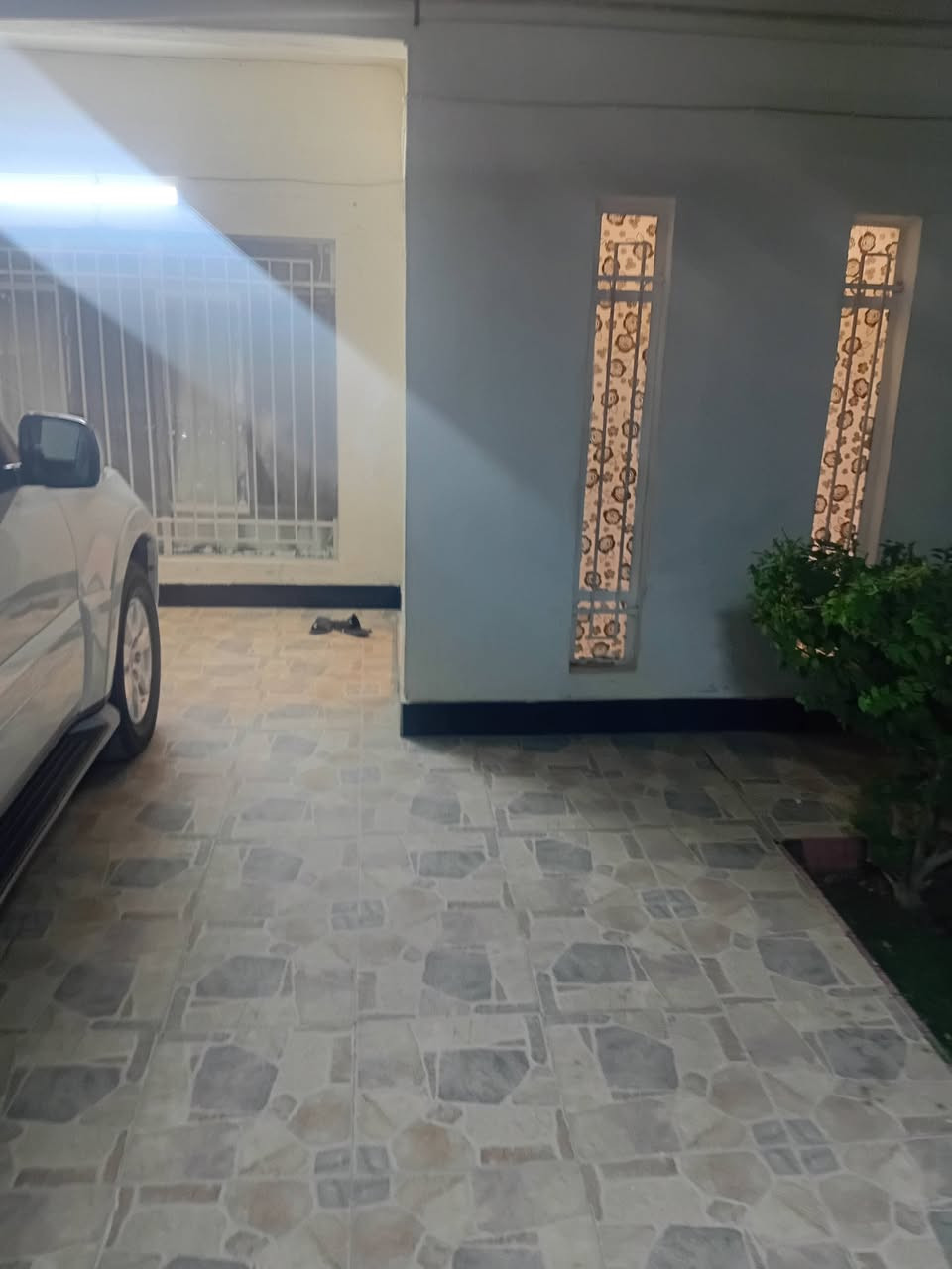 دار للبيع ٢٠٠م ركن الصويره حي العمال يحتوي على كلدور غرفة نوم  واستقبال وهول ومطبخ وصحيات داخليه وخارجيه مع كراج سياره وحديقه. الطابق الثاني غرفتين نوم ومجمع صحيات للاتصال على
***********
***********
ابوحسن@
