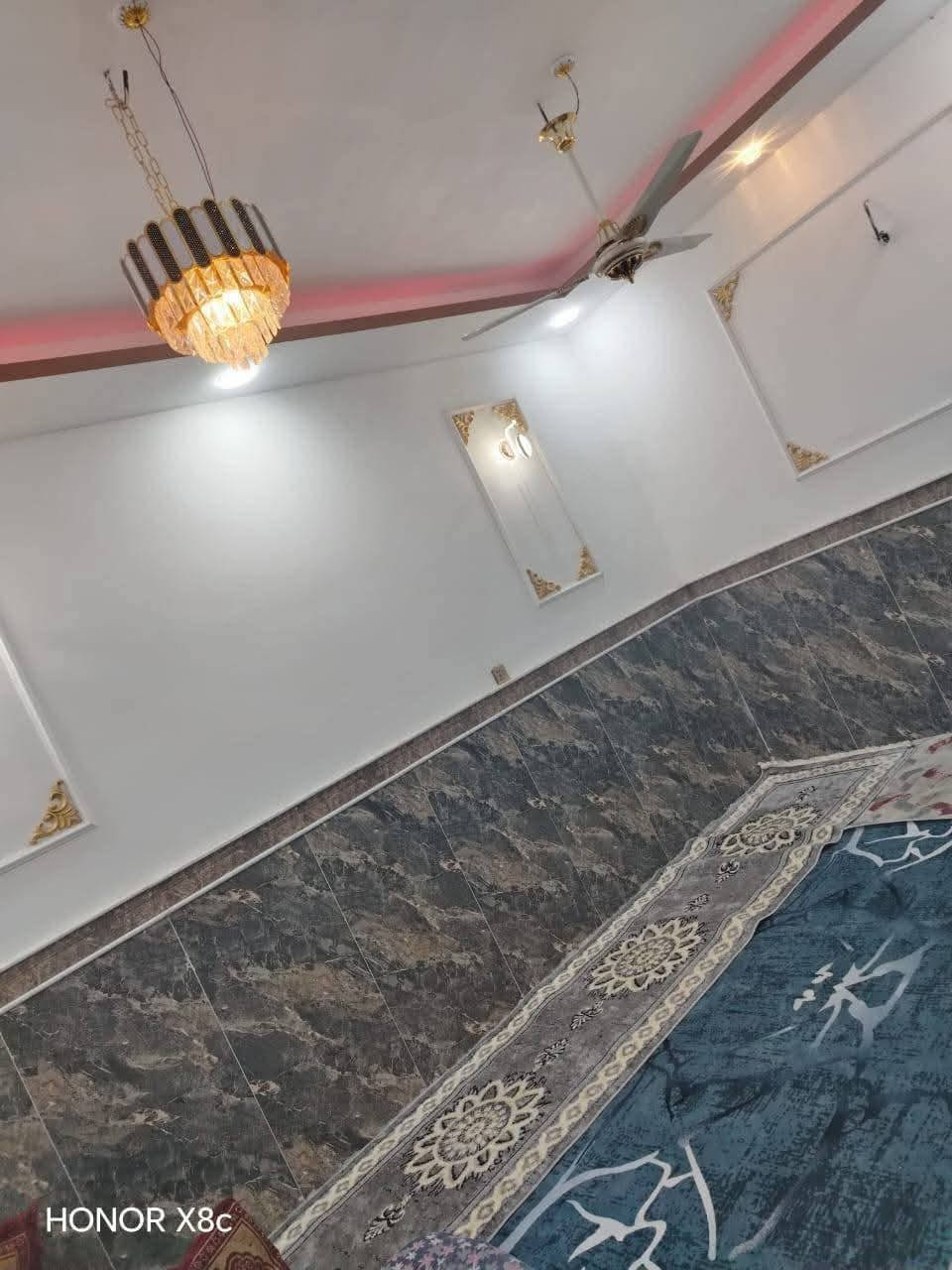 بيت للبيع مساحته 118طابو زراعي يتكون من غرفتين وصاله ومطبخ واستقبال وصيحات داخليه وخارجيه خدمات كامله العنوان مقابل ملحق قريه الغدير للاستفسار الاتصال على الرقم التالي أو مراسله واتساب ***********
