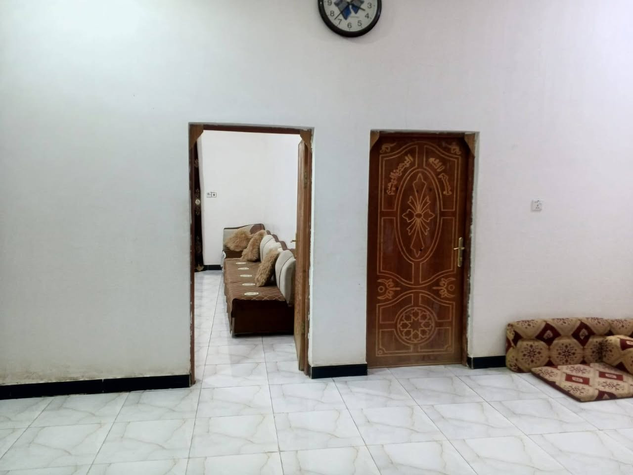 🏠 للبيع بيت سكني زراعي وموقع تجاري تكدر تطلع منه محلات في موقع مميز 

📍 الموقع: الشوفة – الزيراج، شارع المدرس
📐 مساحة البيت: 250 م²
🏗️ البناء: حديث ابوك كهربائي 

تفاصيل البيت:
• غرفتين، مساحة كل غرفة 5×4
• صالة 8×4
• مطبخ 5×5
• كراج بطول 9 م
• ديوانية 8×5 – هيكل

• جميع الخدمات متوفرة: ماء، كهرباء، تبليط
• قريب من المدرسة والمستوصف
• موقع هادئ ومناسب للسكن

📞 للاستفسار والتواصل:
***********

✨ البيت فرصة مناسبة للسكن والاستثمار
