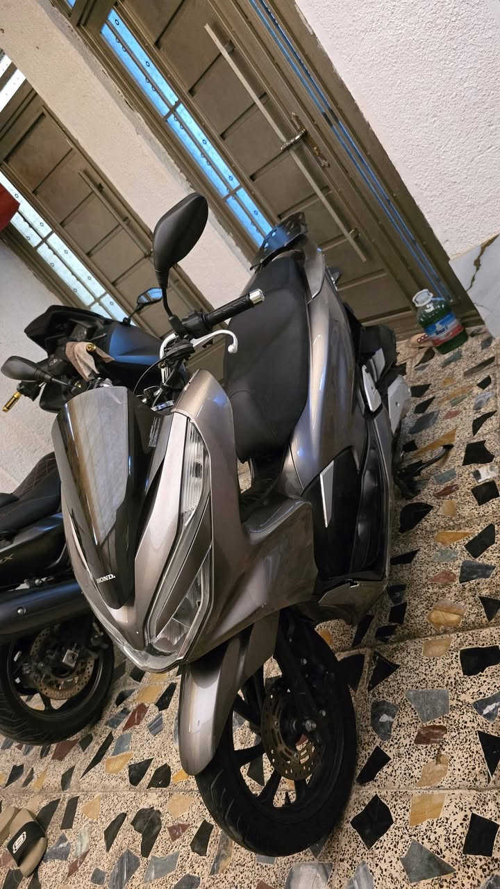 السلام عليكم  .   PCX جيل الثالث ياباني موديل 2020  بصمه 
الدراجه مكفوله كفاله عامه الدراجه مال رمبه كله شغاله حساس زدحام و ستان كهربائي كله شغاله لون فيلي صدفي لون مميز مكينه 125cc           .    ياباني  .  رقم الشاصي  (  JF  )
مكاني بغداد مدينة الصدر السعر على الاتصال 
رقمي  ( *********** )
