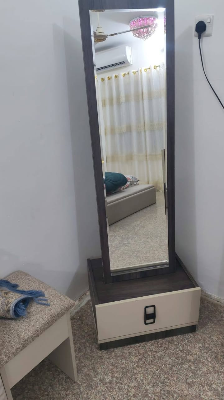 سلام عليكم غرفه تركيه نوعيه راقيه ولون مميز إلا أصحاب الذوق الرفيع
غرفه استعمال جداً بسيط خاليه من الزلغ متوفره داخل الناصريه للحجز الاستفسار مراسلتنه ع الرقم واتس إب 
(***********)

