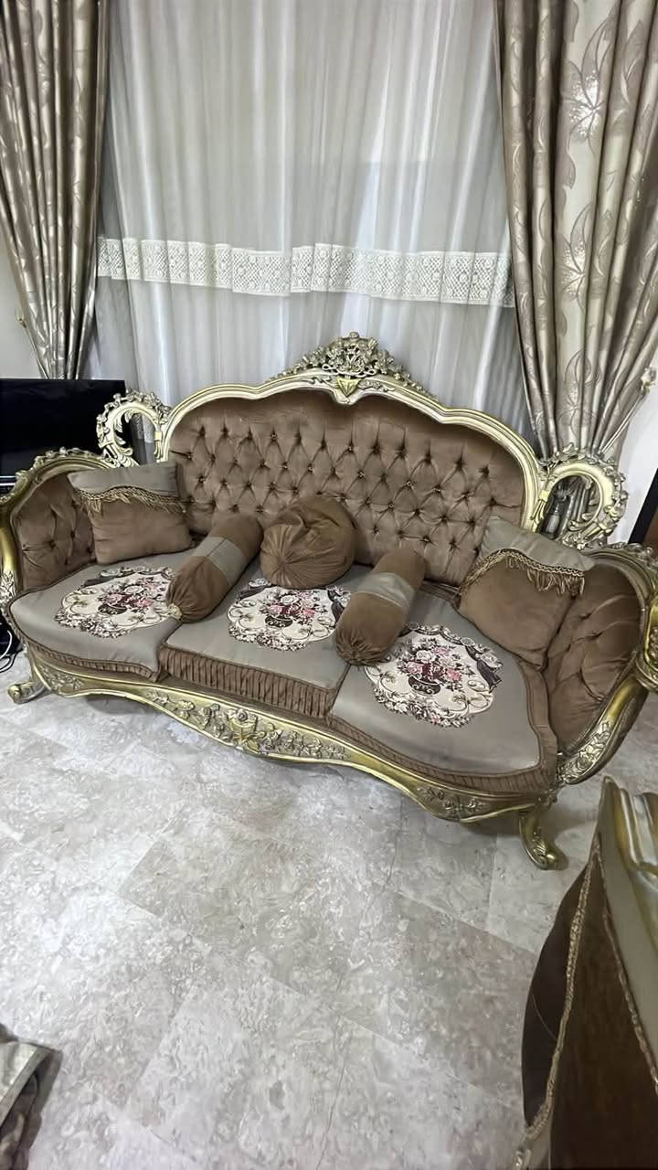 نضيف جدا بمليون ونص عشر مقاعد ثلاثيه ثنين وأربع كراسي حي الجهاد
***********
