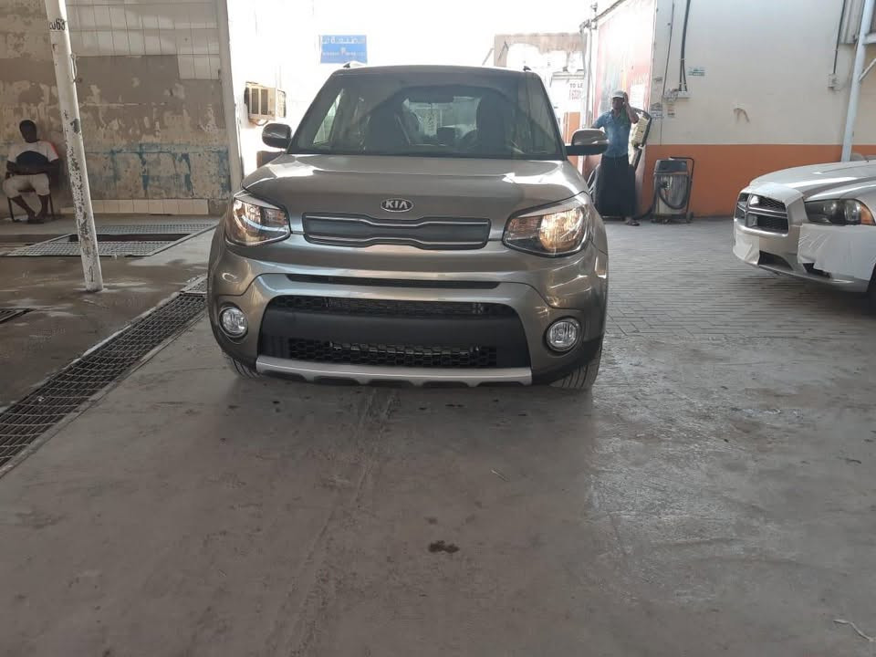السلام عليكم كيا صول ٢٠١٨ وارد امريكي مبدل بنيد فقط محرك ٢٠٠٠ تشتغل بانزين عادي مبدل بساتم مكانها العمارة السعر ١٢٠ وبيه مجال للشراي *********** طخم تاير جديد حدادية جديدة تبريد شغال نوزل ابلك كله جديد قبل اسبوع مسويلهه صيانه رقمهه ميسان صور الحادث بالمنشور
